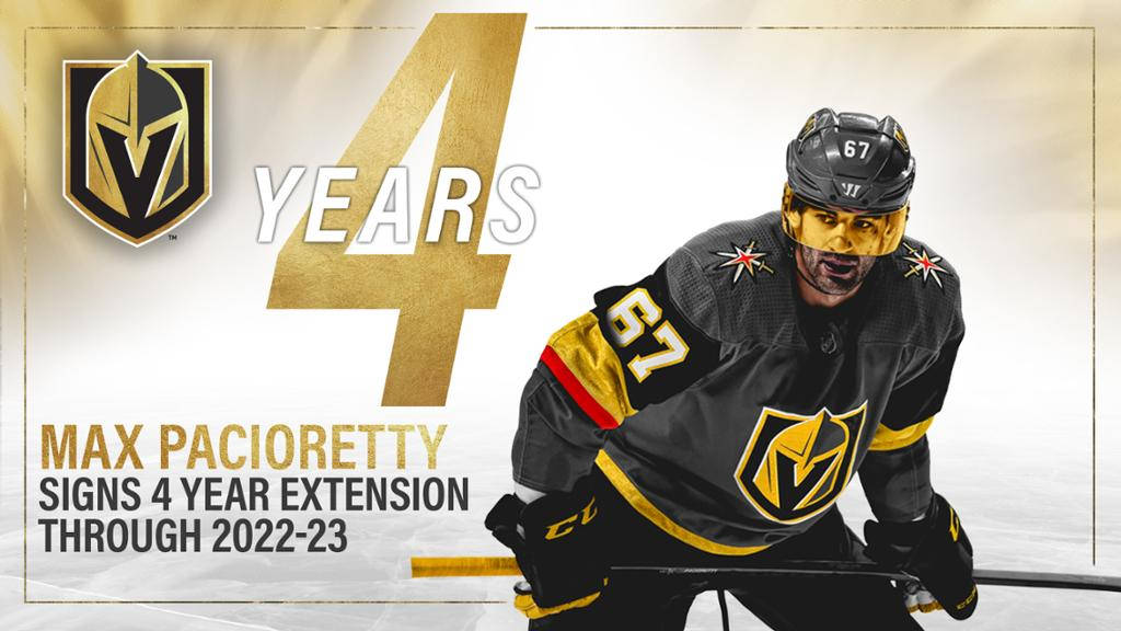 維加斯金鷹隊馬克斯·帕西奧雷蒂 壁紙 — 冰球運動員 Max Pacioretty 身穿維加斯金騎士裝備，在金色紋理背景上慶祝簽署四年合約延期。