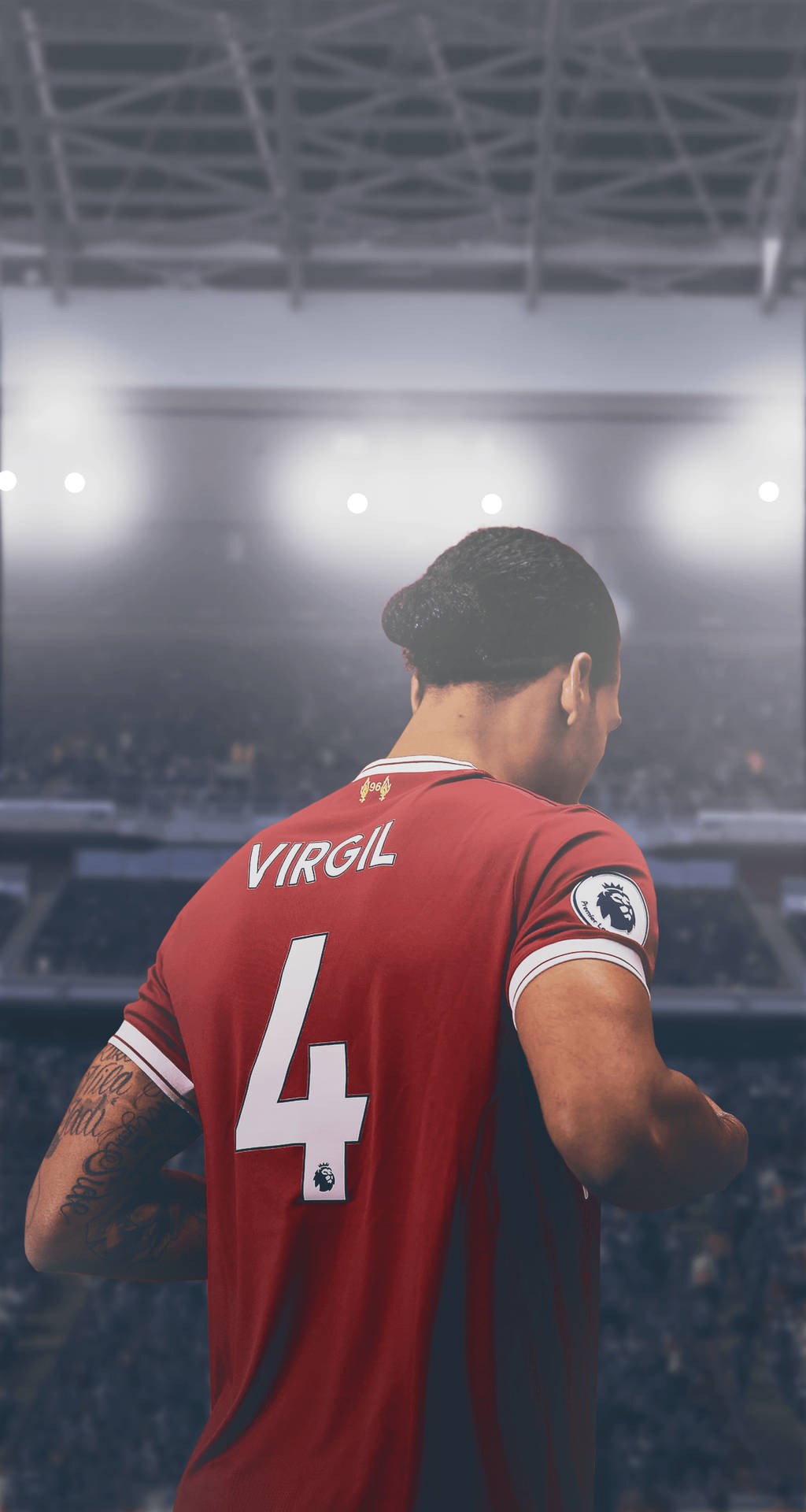 足球員 Virgil van Dijk 身穿紅色利物浦球衣，夜晚在球場上。