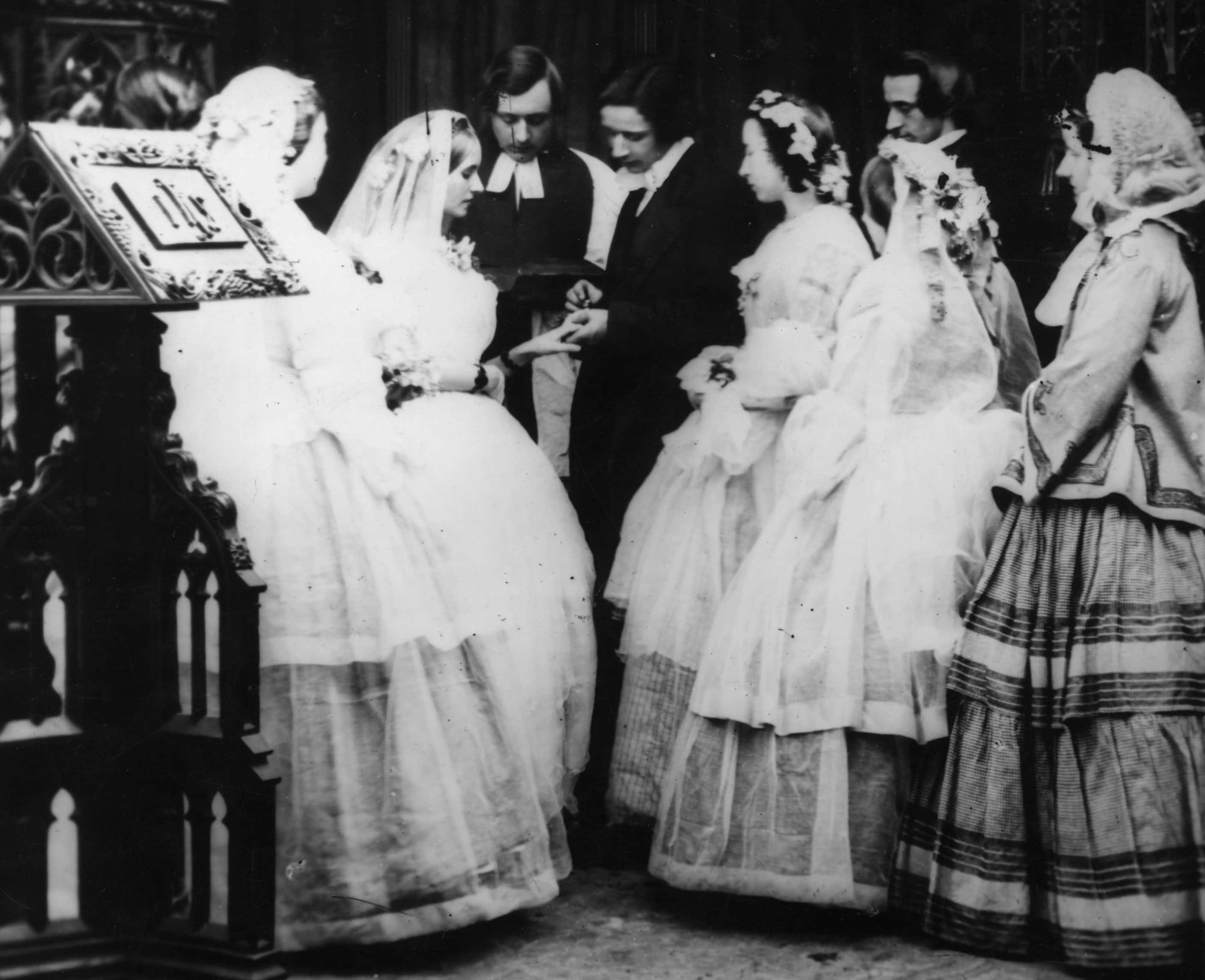 Victorian 桌布 壁紙 — 維多利亞時代婚禮的復古黑白照片，新娘、新郎和賓客身著華麗禮服和正式服裝。