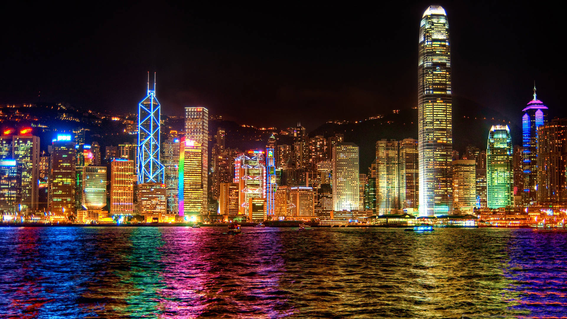 香港夜景，色彩繽紛的燈光倒映在水面上。