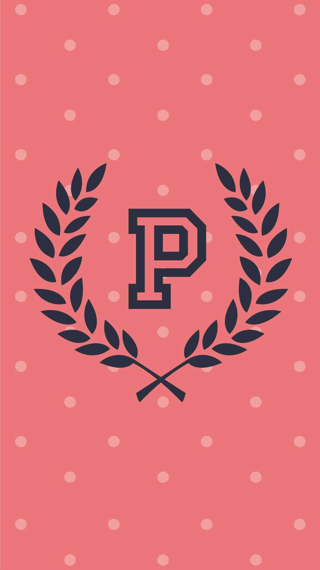 維多利亞的秘密 PINK Varsity 標誌 壁紙 — 一個粗體黑色字母P，由月桂花環環繞，置於柔和的粉紅色圓點背景上。