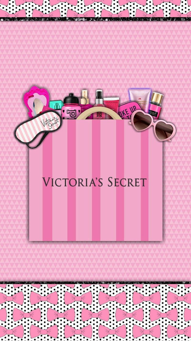 維多利亞的秘密 必備包裝 壁紙 — 一個粉紅色Victoria's Secret購物袋，裝滿化妝品和配飾，背景為圖案粉紅色。