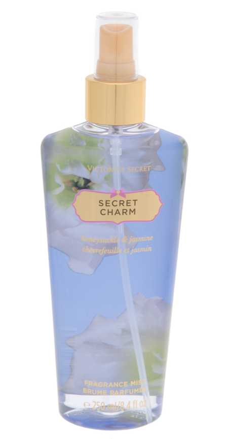 維多利亞的秘密「秘戀」香氛噴霧 壁紙 — 維多利亞的秘密 Secret Charm 香水噴霧的透明藍色瓶子，帶有花卉設計和金色噴嘴。