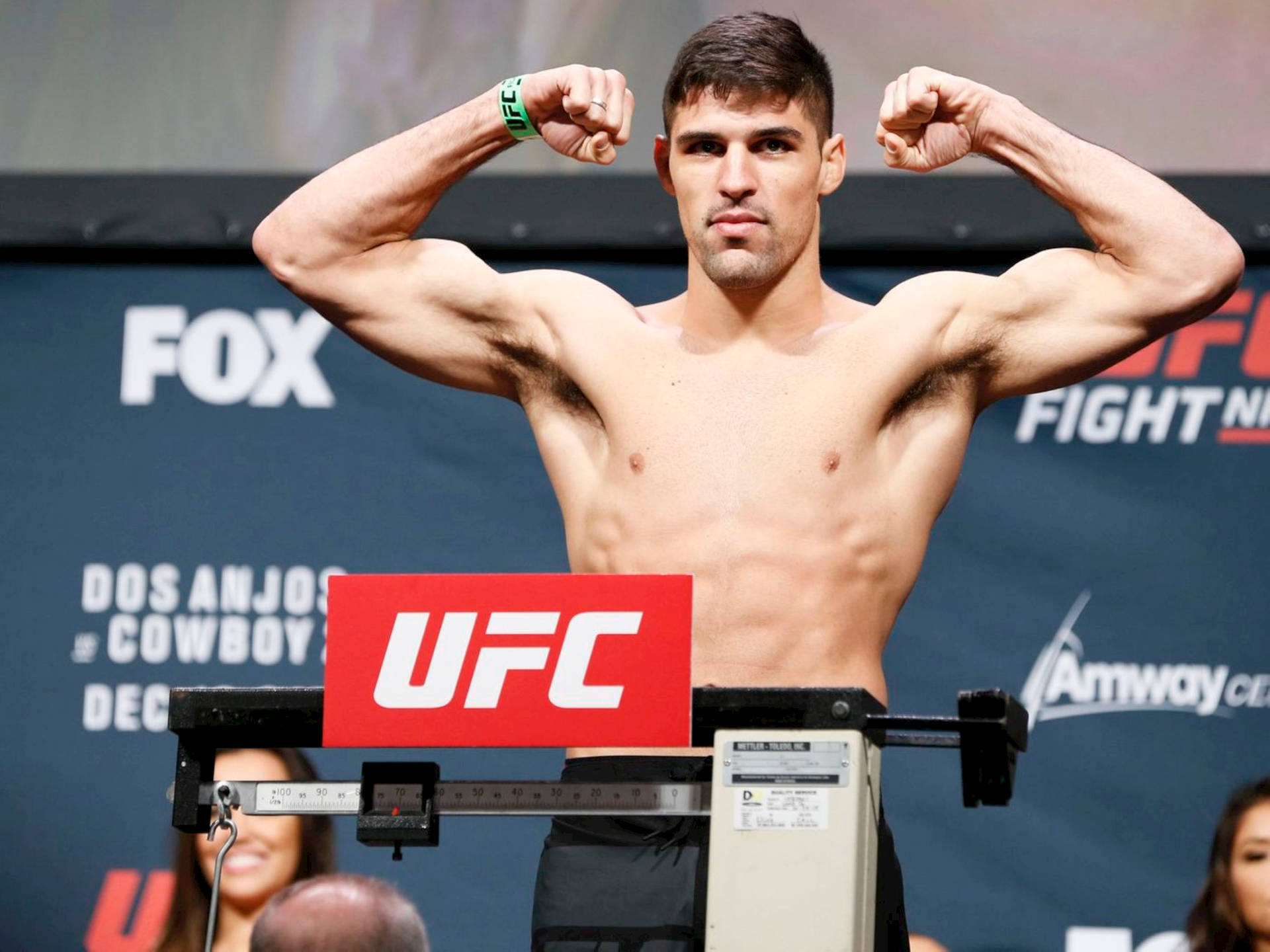 UFC拳手在稱重活動中於體重磅上展示肌肉。