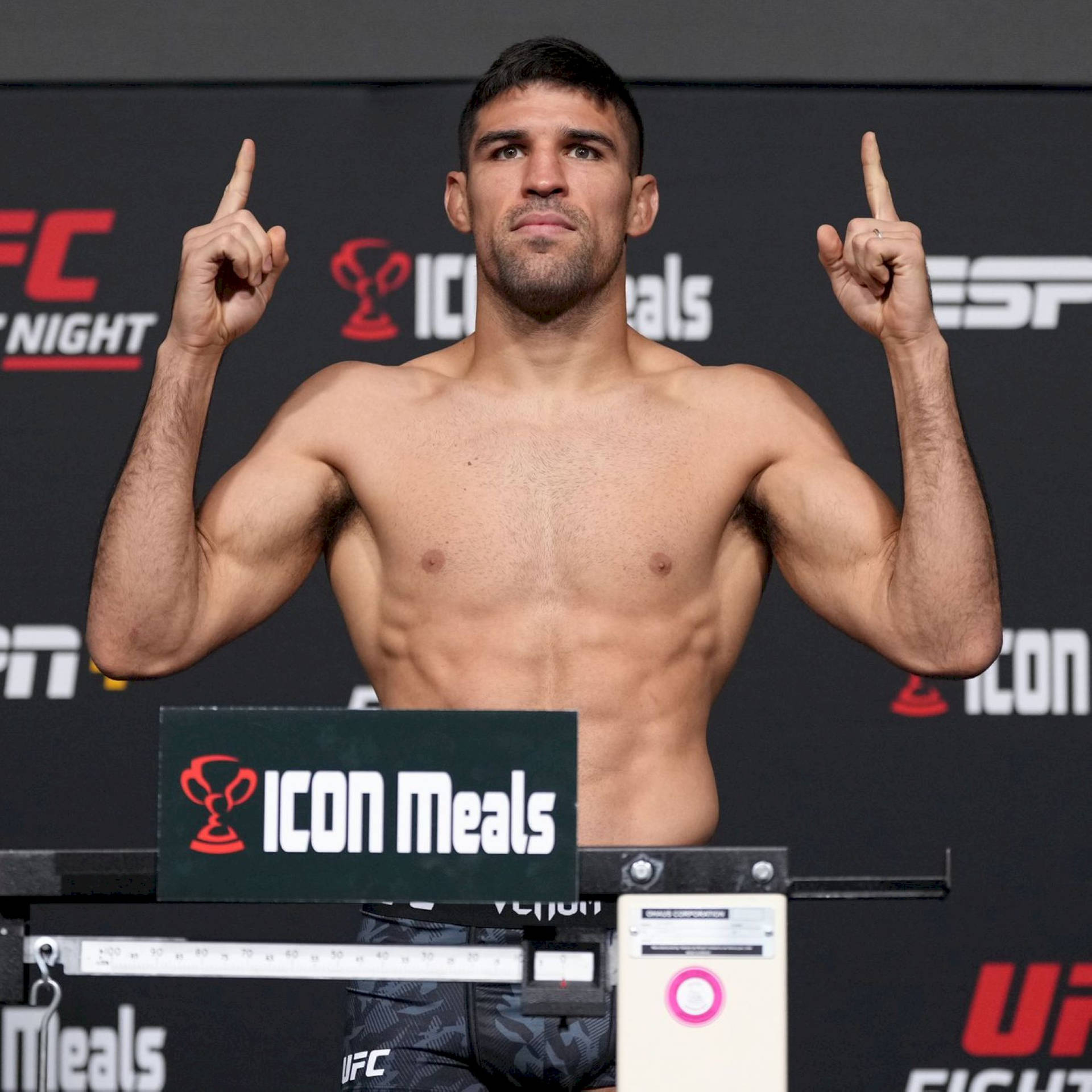 UFC拳手在稱重時雙食指向上指。