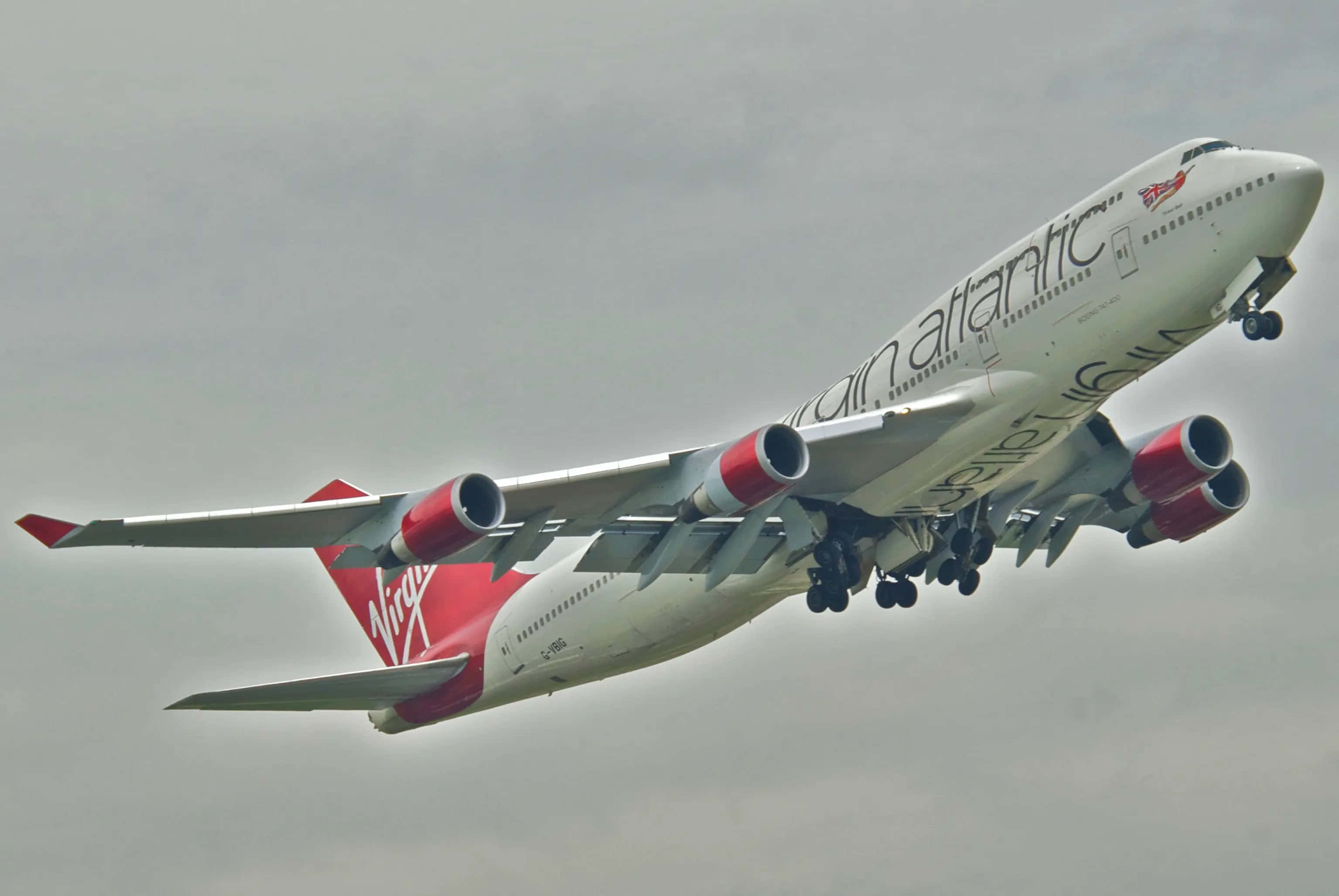 Jumbo Jets 桌布 壁紙 — 維珍航空波音747喺多雲嘅天空下收起起落架爬升。