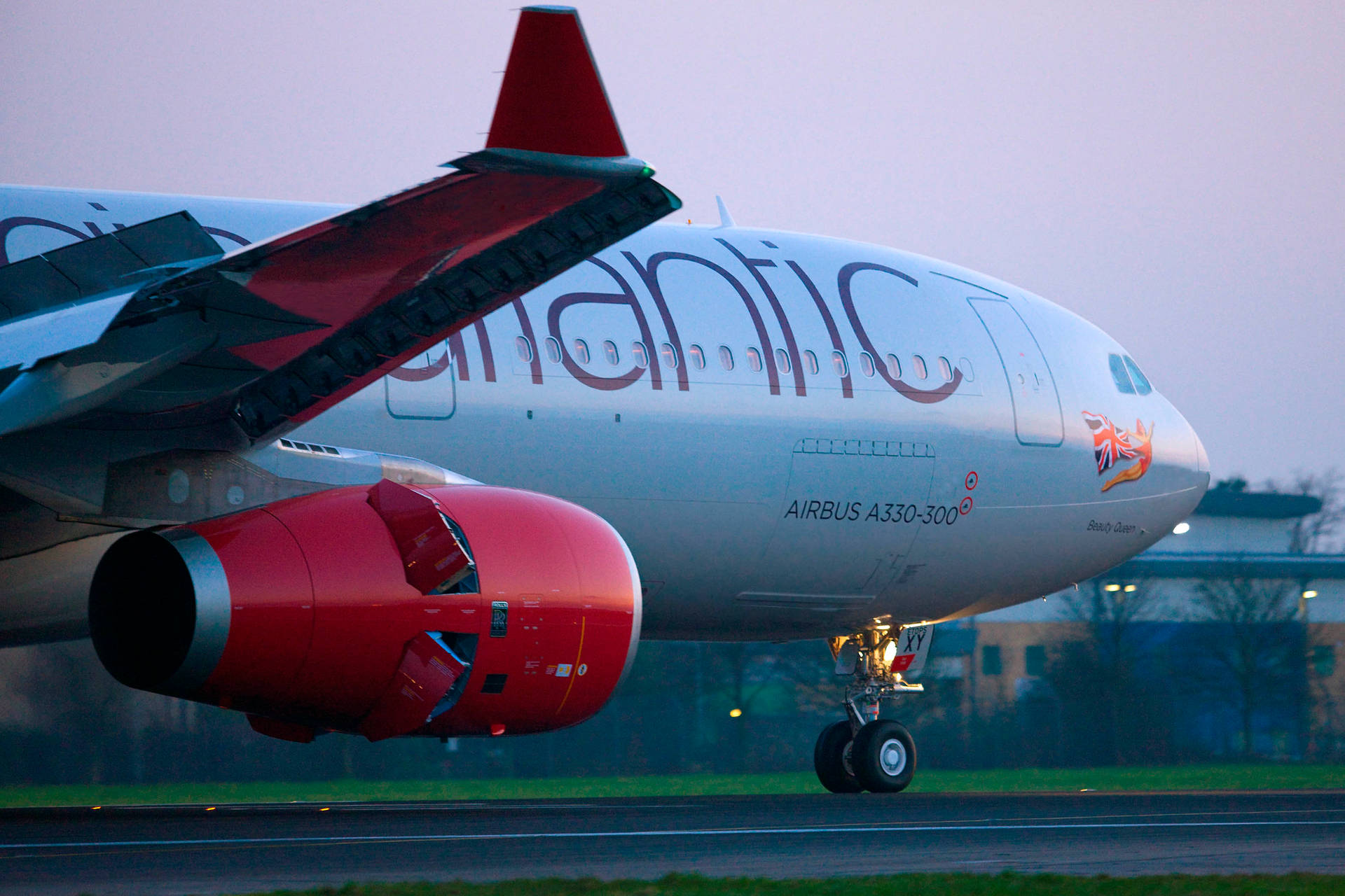 Atlantic Airways Airbus A330-300飛機在黃昏的跑道上