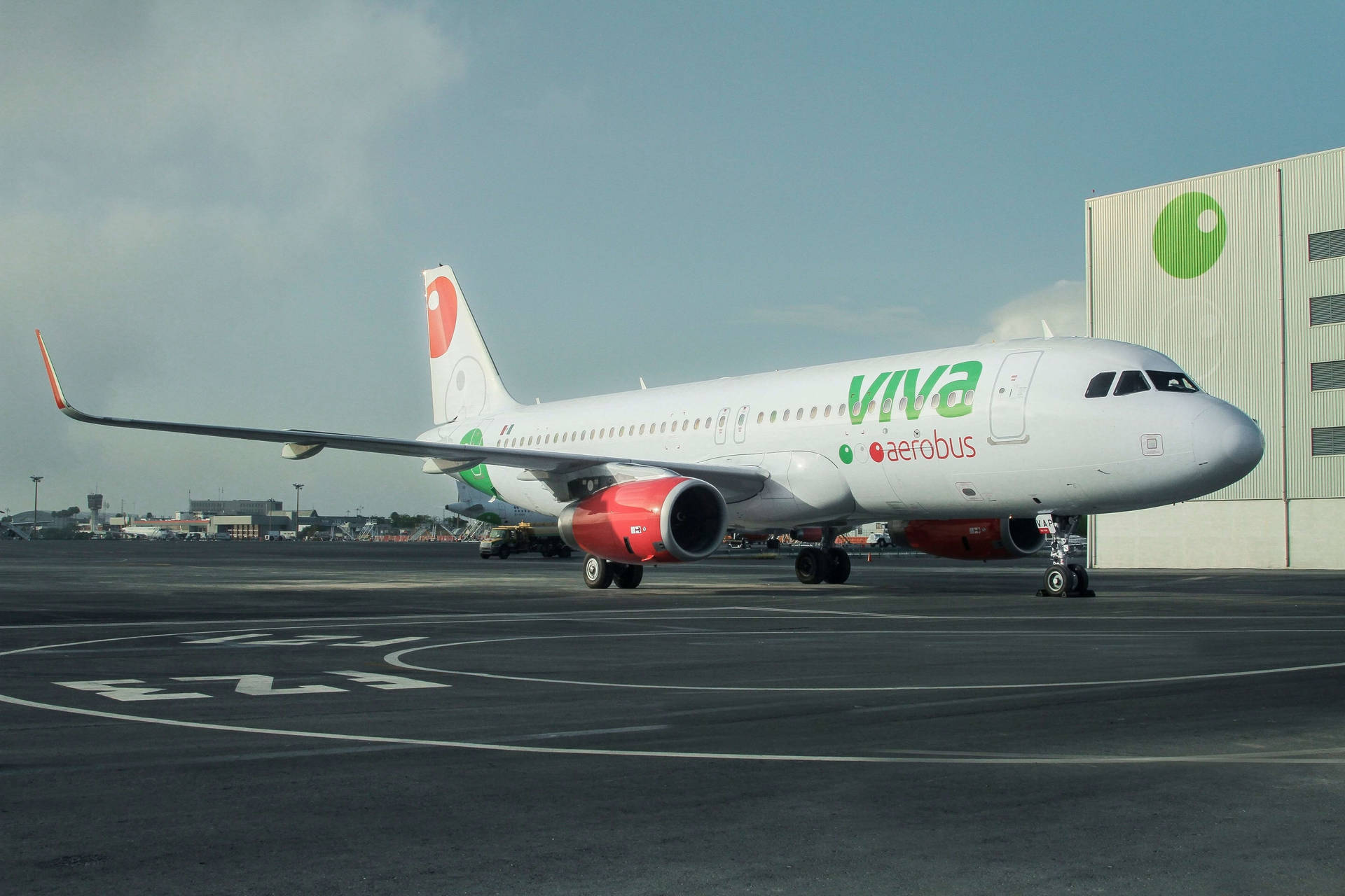 Viva Aerobus飛機在機場停機坪近機庫