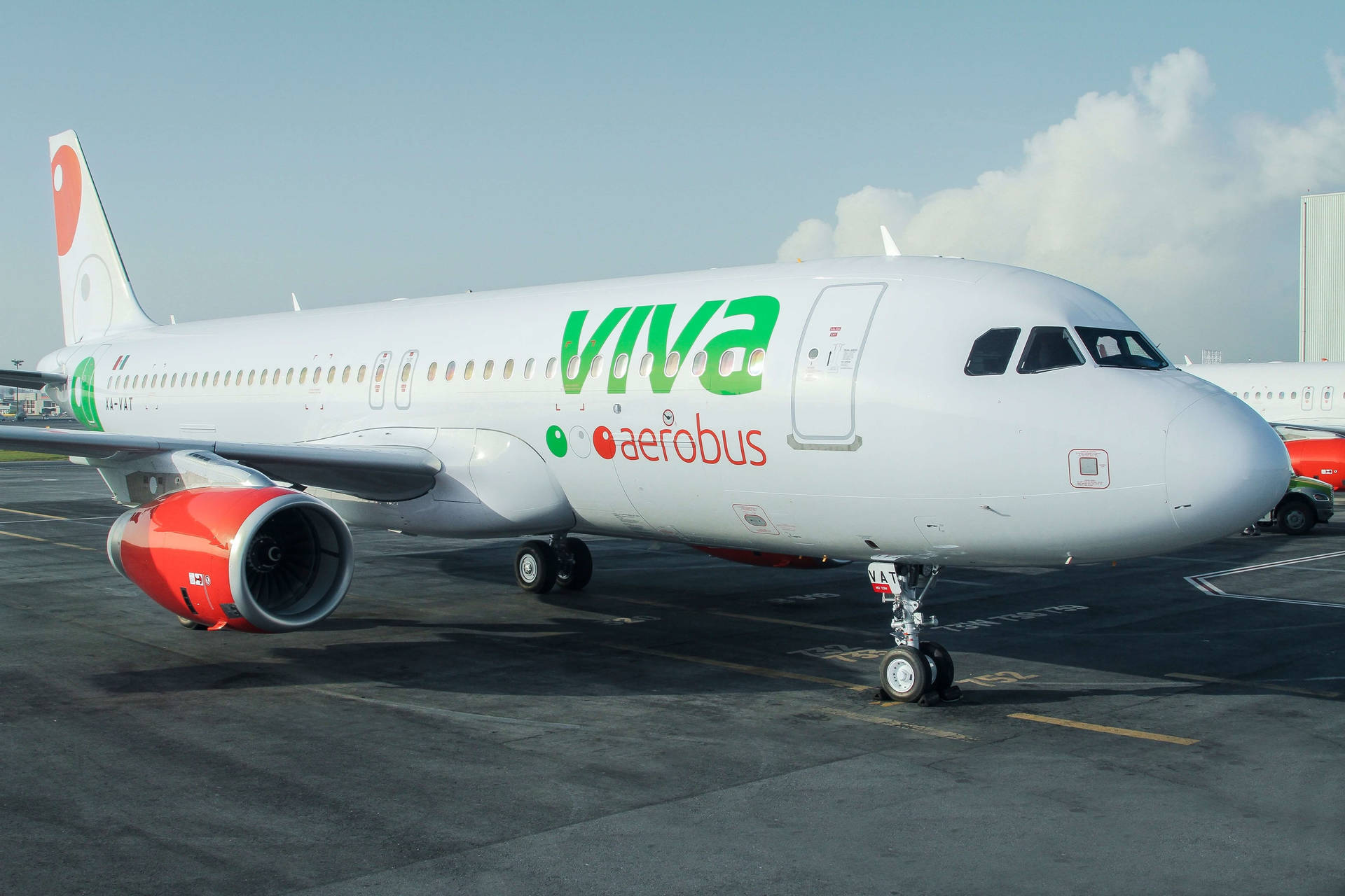 Viva Aerobus飛機在晴朗天空下停在機場停機坪上。