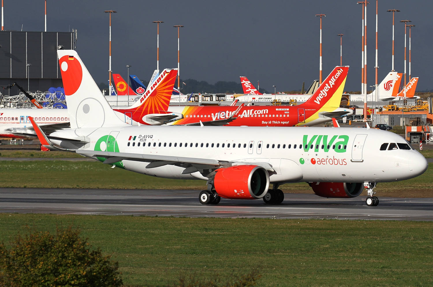 Viva Aerobus飛機在機場跑道滑行，後面有其他飛機。