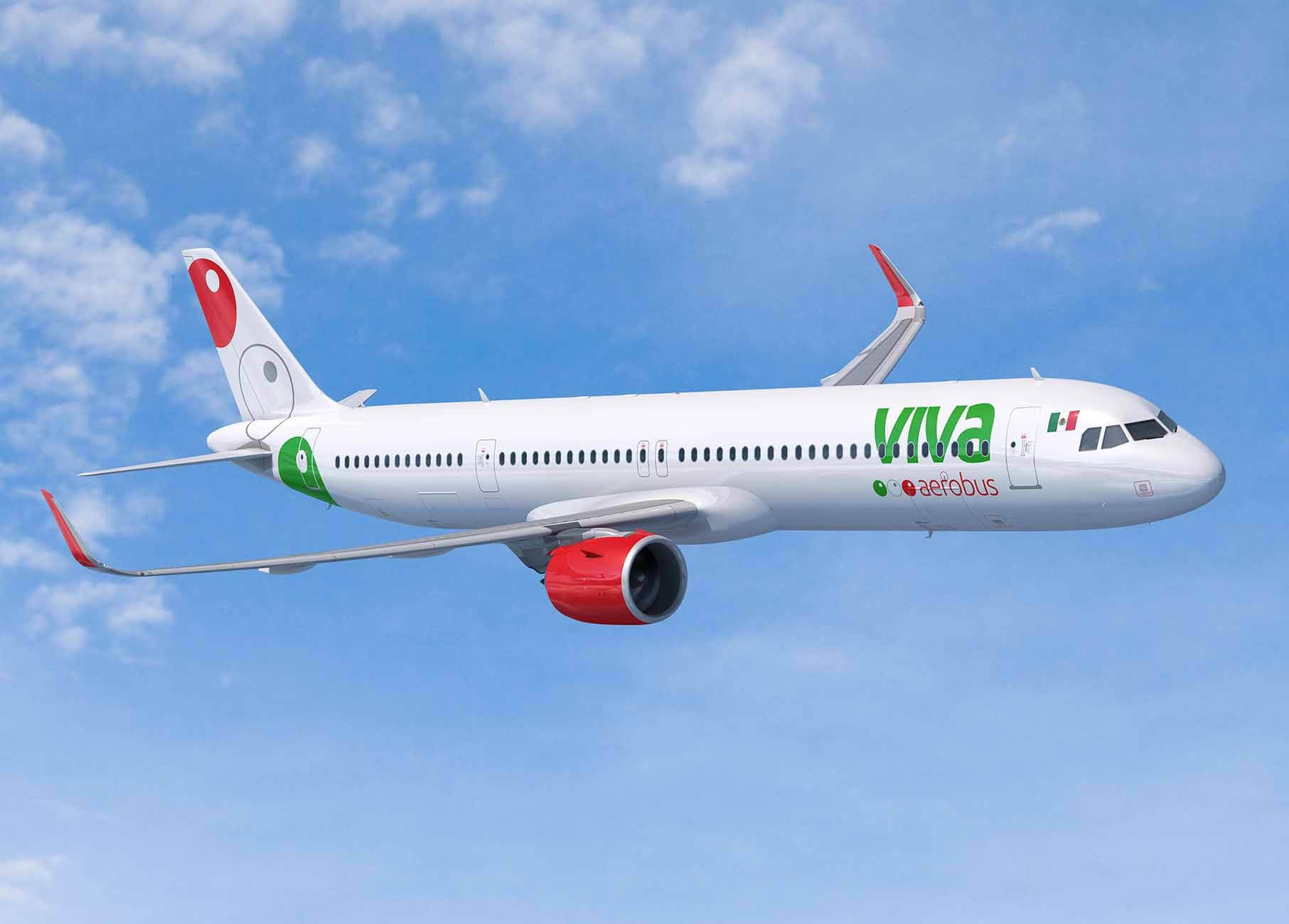Viva Aerobus飛機在晴朗藍天白雲中飛行