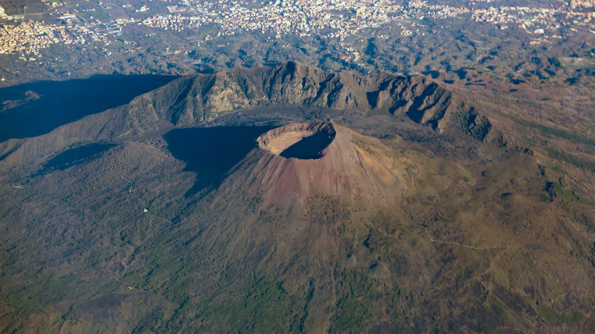 火山口的鳥瞰圖，背景是一座城市。
