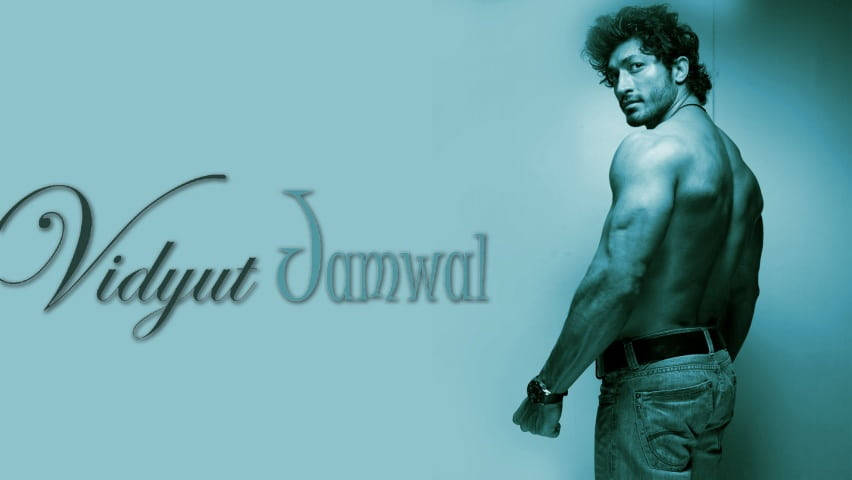 赤裸上身的肌肉男在青綠色攝影棚中擺姿勢，旁邊有名字文字