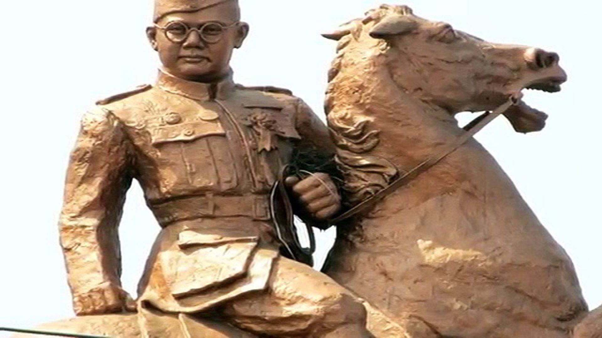 身穿制服的士兵的青銅騎馬雕像