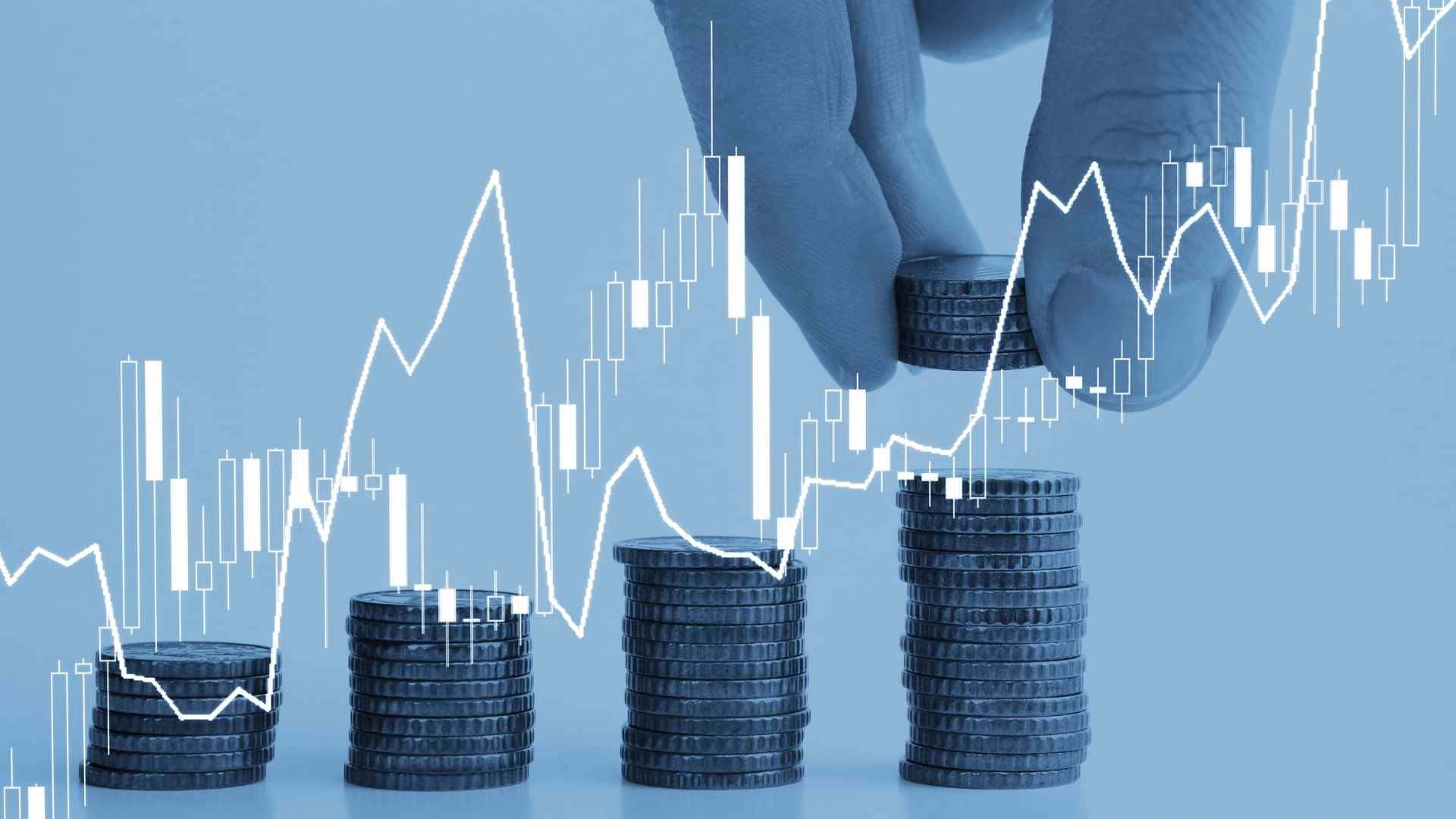 手將硬幣添加到堆疊中，金融圖表覆蓋