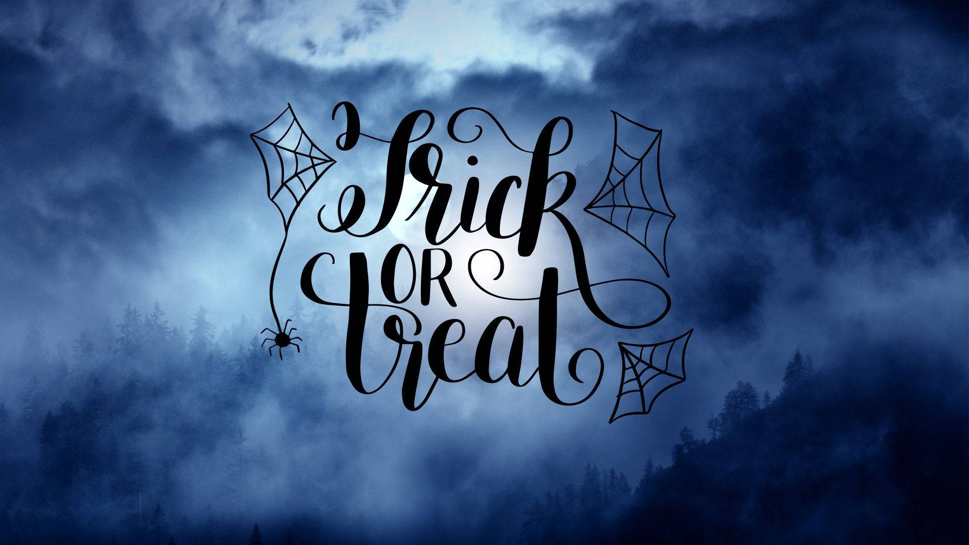 Trick or Treat 文字與蜘蛛網和蜘蛛，以夜間迷霧森林為背景。