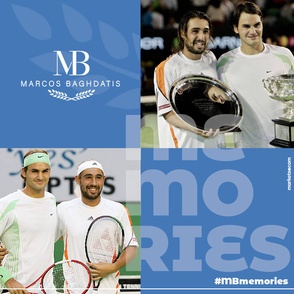 網球傳奇人物 - marcos_baghdatis_對決_roger_federer 壁紙 — 兩名網球運動員在帶有「MB memories」文字的藍色圖形背景前，手持獎盃和球拍擺姿勢。
