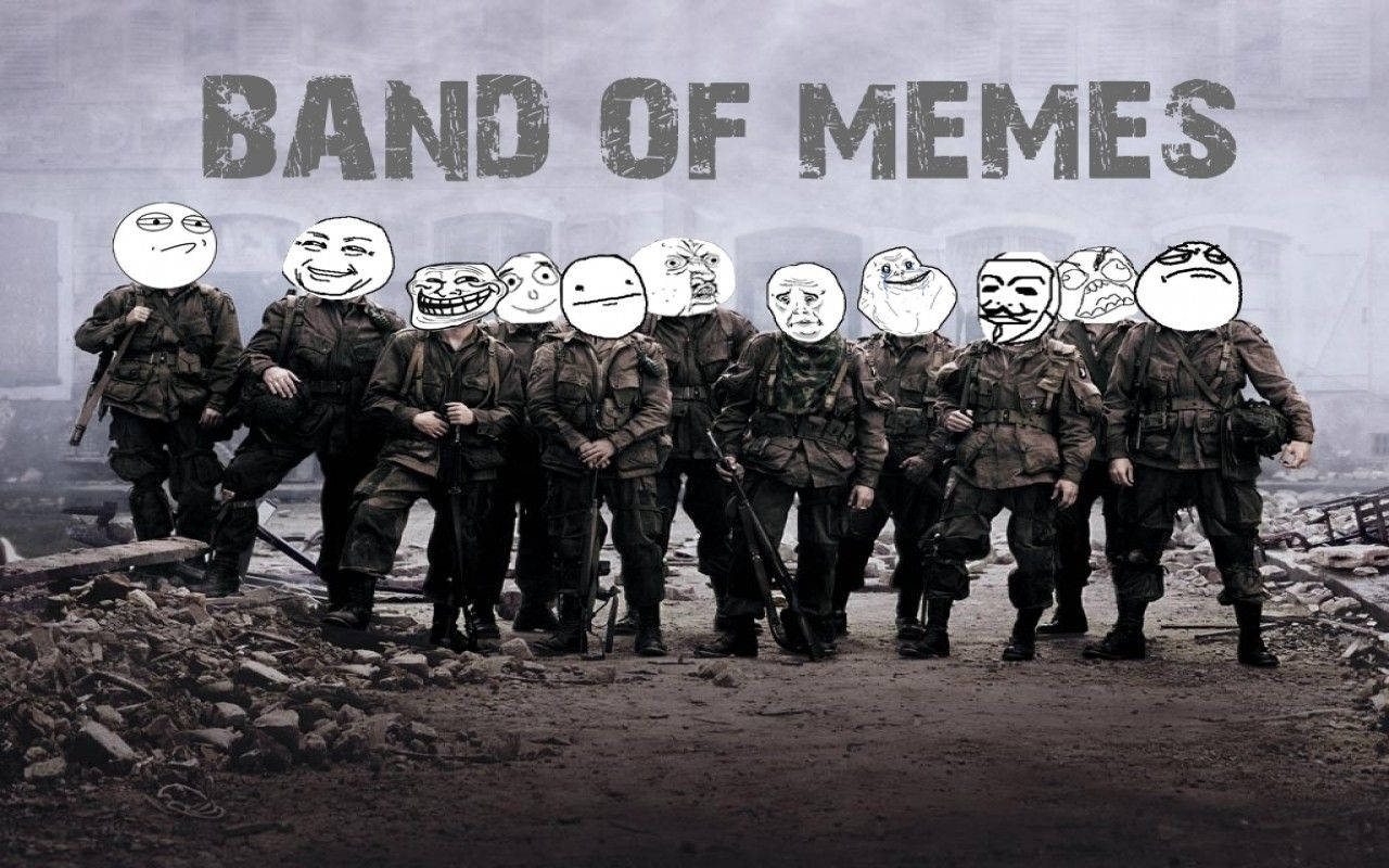 身穿戰爭裝備的士兵帶著迷因臉孔站在瓦礫中，下方有一個「Band of Memes」標誌。