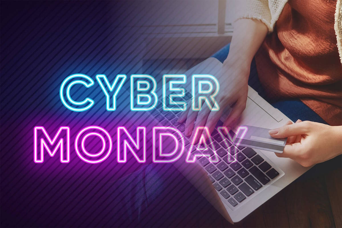 在 Cyber Monday 減價期間用信用卡網上購物的人。