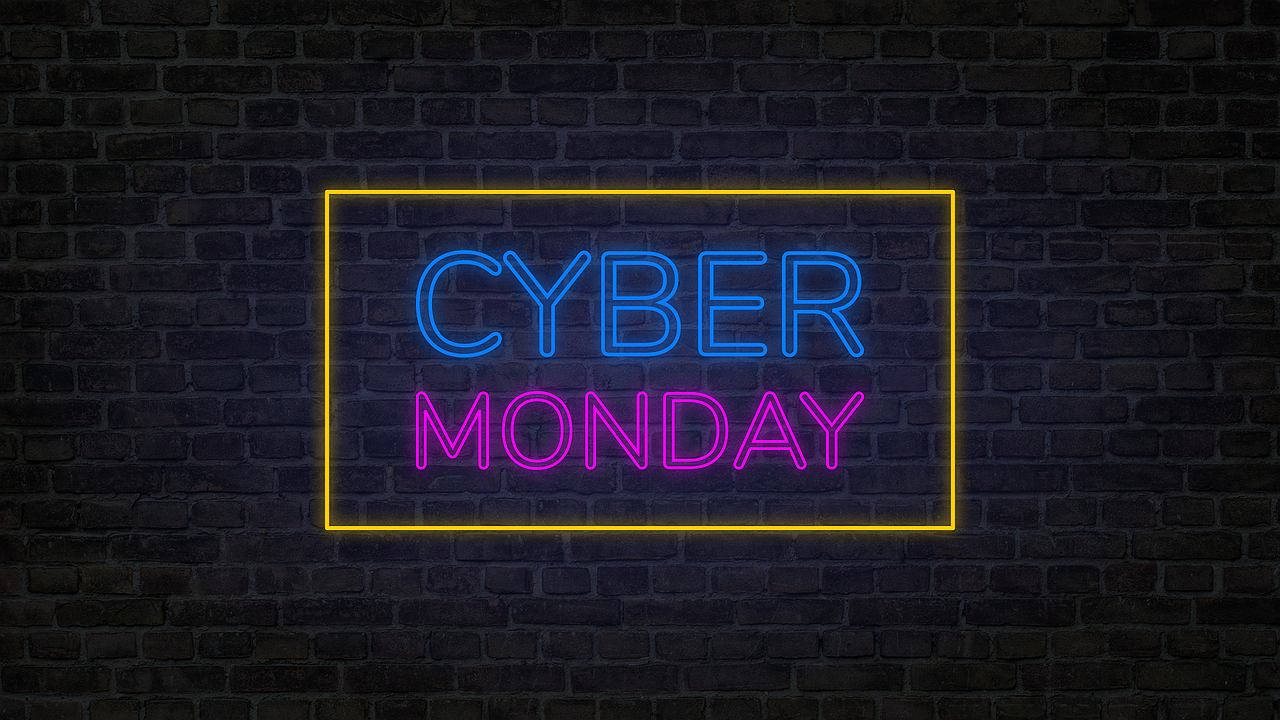 夜晚深色磚牆上Cyber Monday的霓虹燈牌。
