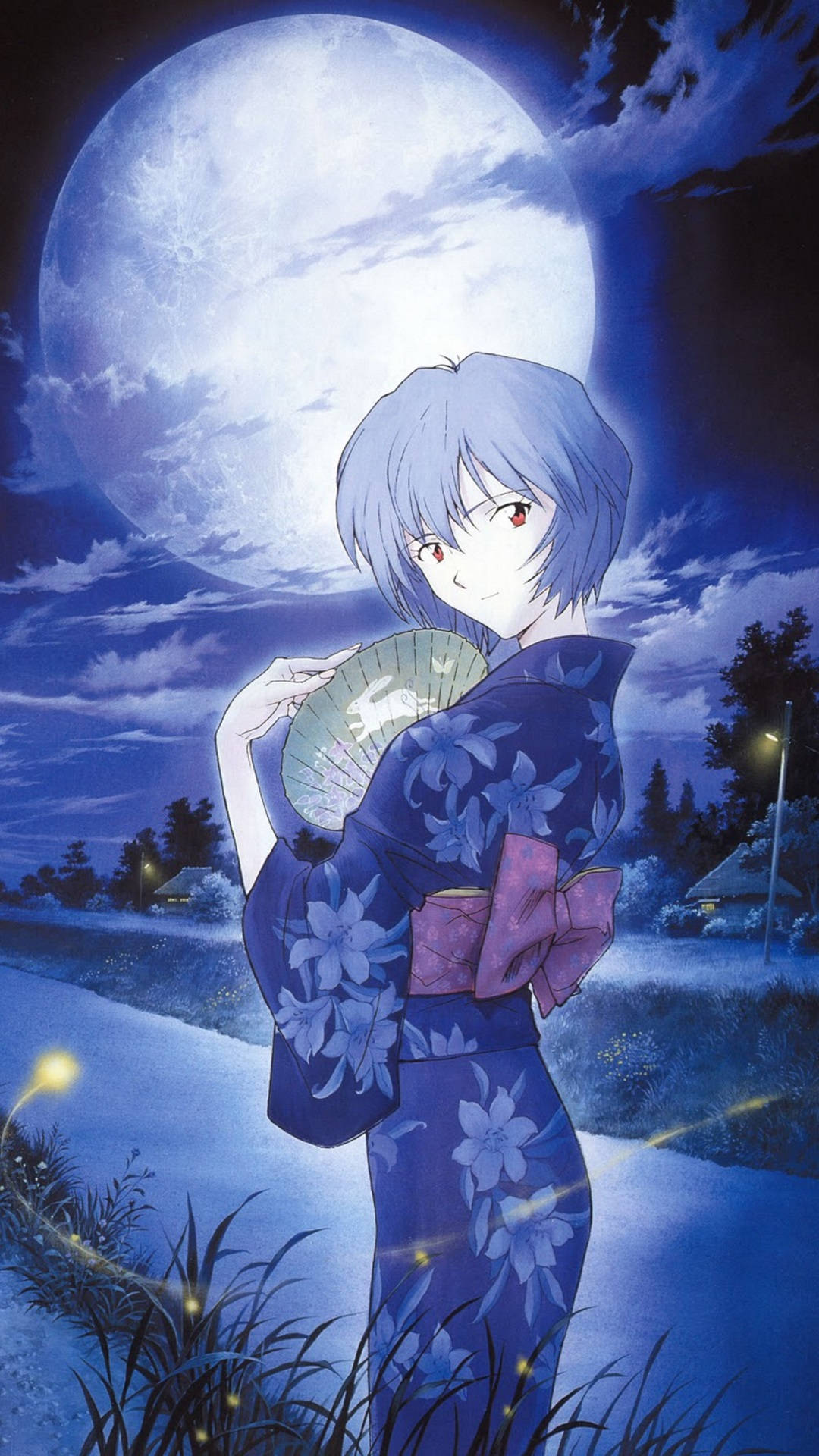 綾波麗《福音戰士》手機壁紙 壁紙 — 一位穿著藍色花卉和服的年輕動漫女孩，在巨大的月光天空下，螢火蟲閃爍，手持扇子。