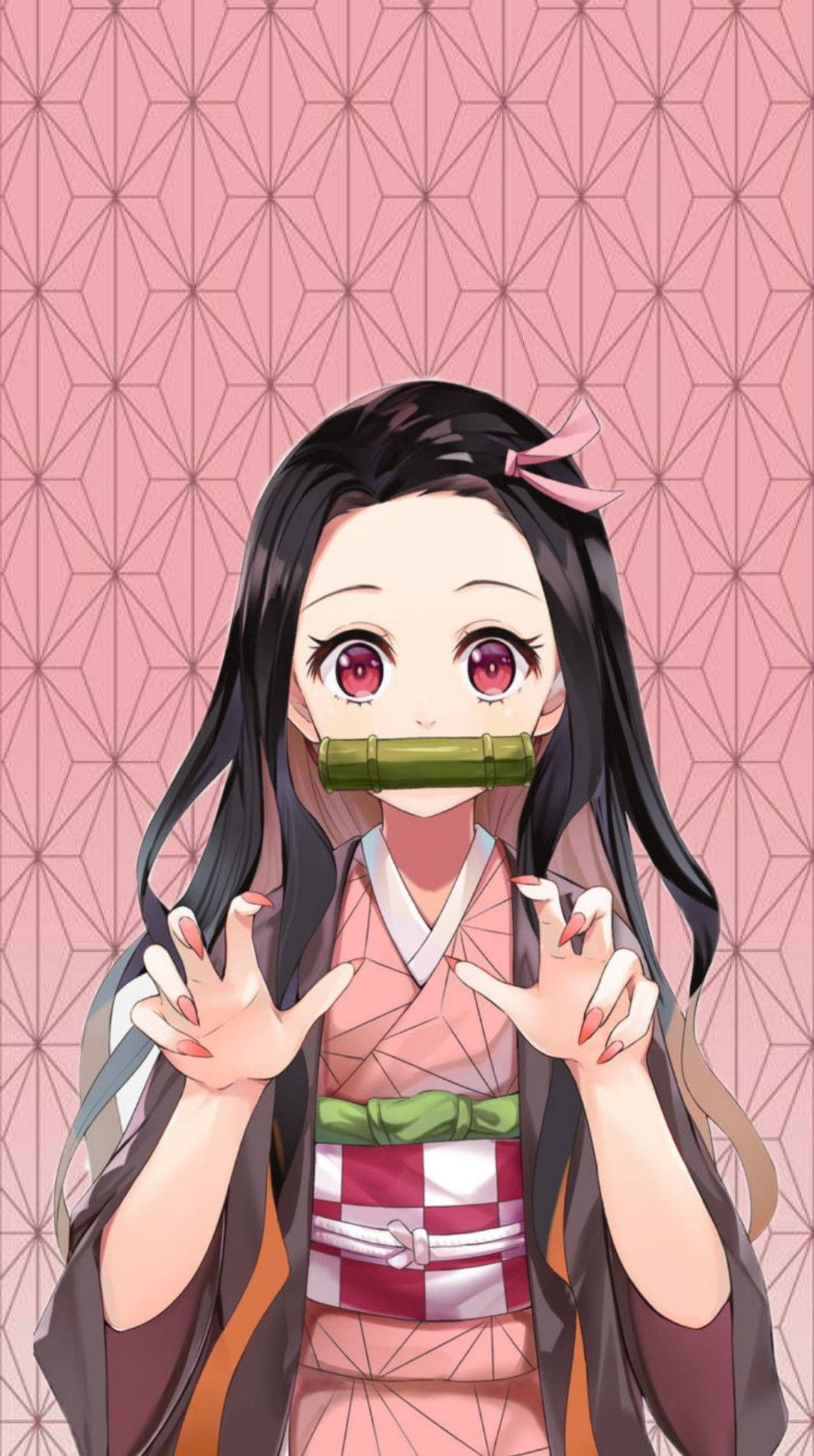 綾瀨奈子手機圖案 粉色圖案背景 壁紙 — 長黑髮紅眼動漫少女戴著竹製口塞和傳統和服，背景是粉紅色幾何圖案牆紙。