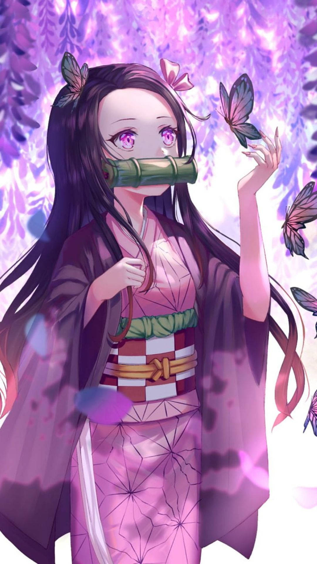 綾瀨奈子手機圖案 蝴蝶與紫葉 壁紙 — 一位年輕的動漫女孩穿著粉紅色和服，戴著竹製面具和蝴蝶髮夾，站在發光的紫色紫藤藤蔓下。