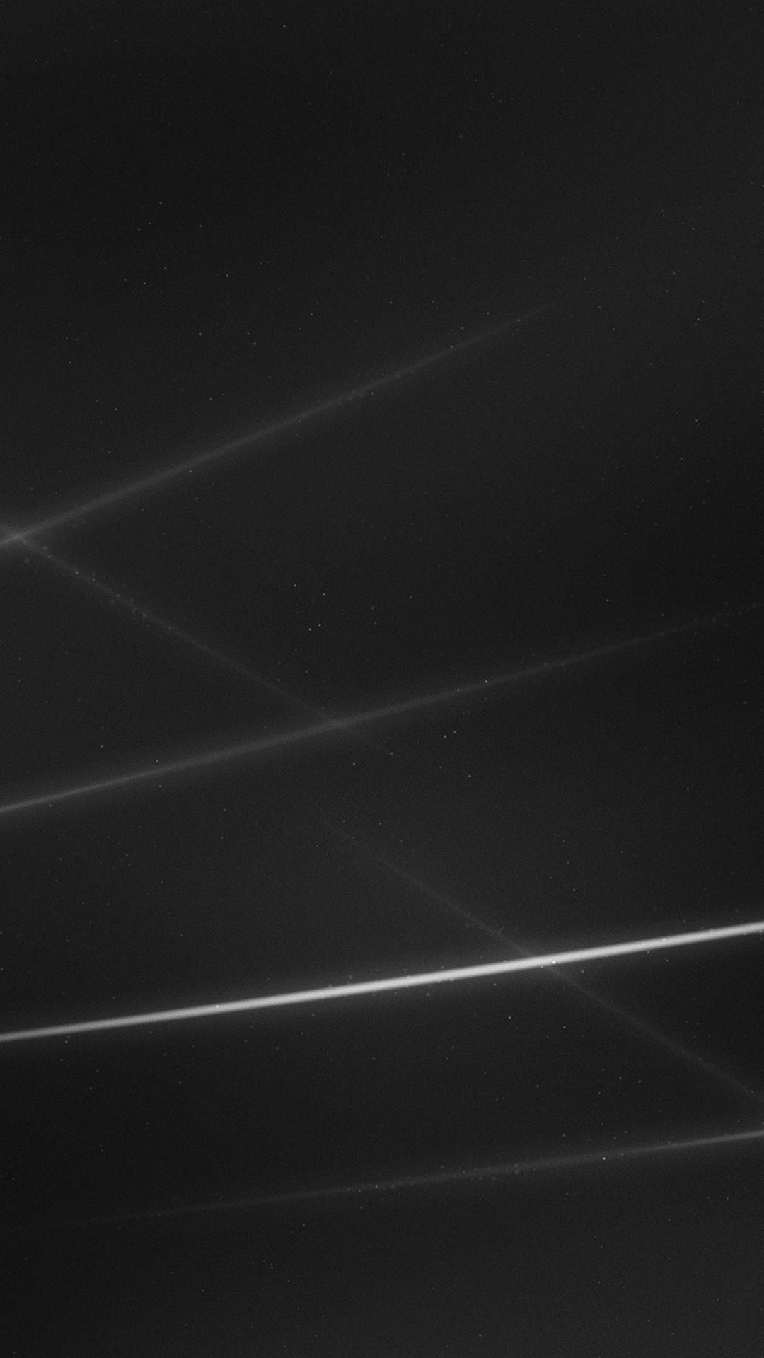 線條夜空暗黑美學 壁紙 — 一片漆黑的虛空，被宇宙塵埃和微弱星光的發光對角線條貫穿。