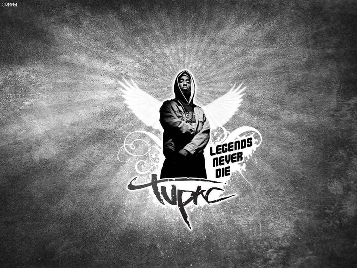Tupac 帶有天使翅膀和黑白 'Legends Never Die' 文字。