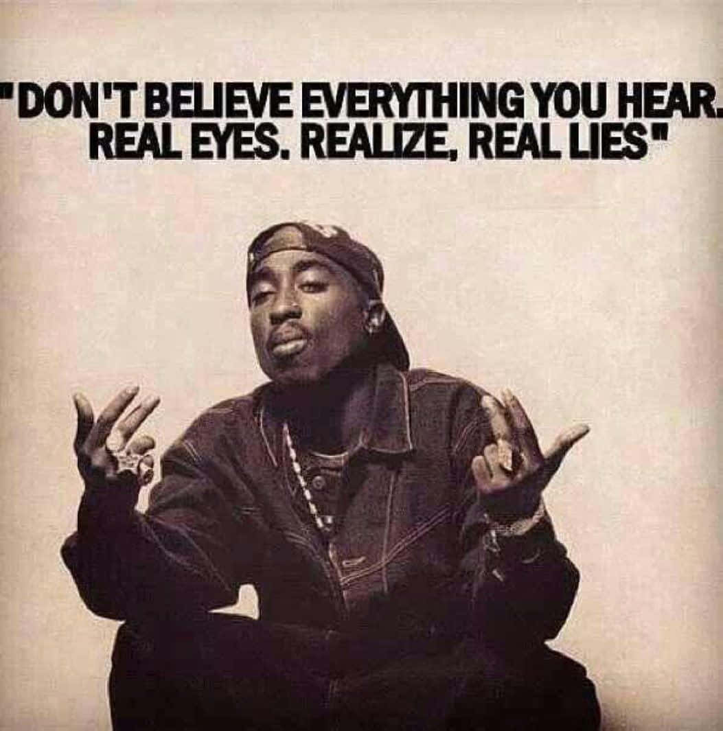 Tupac Shakur 坐著雙手舉起，上方有關於真實眼睛和真實謊言的引文。