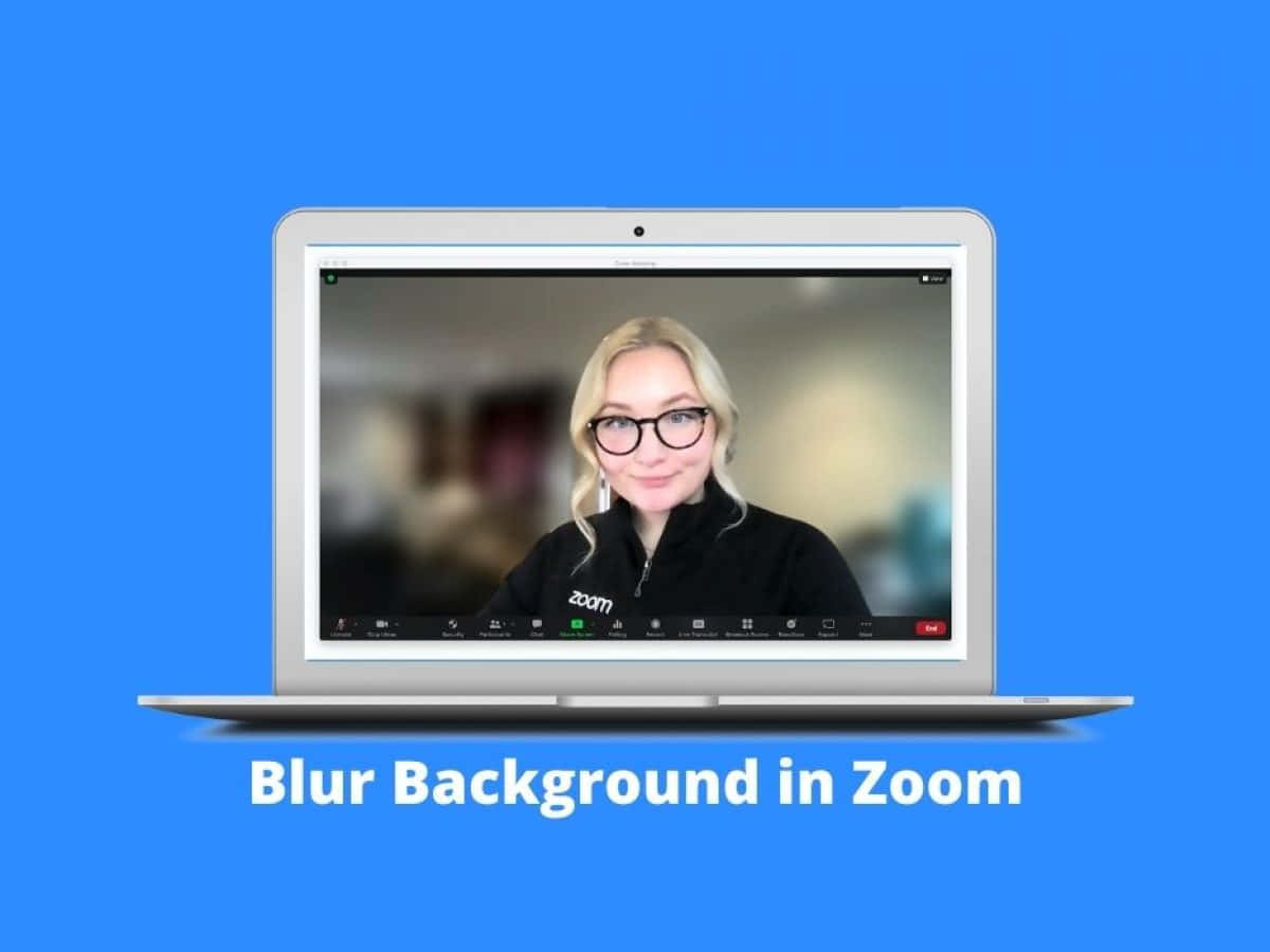 手提電腦屏幕顯示一位女性正在進行Zoom通話，背景模糊。