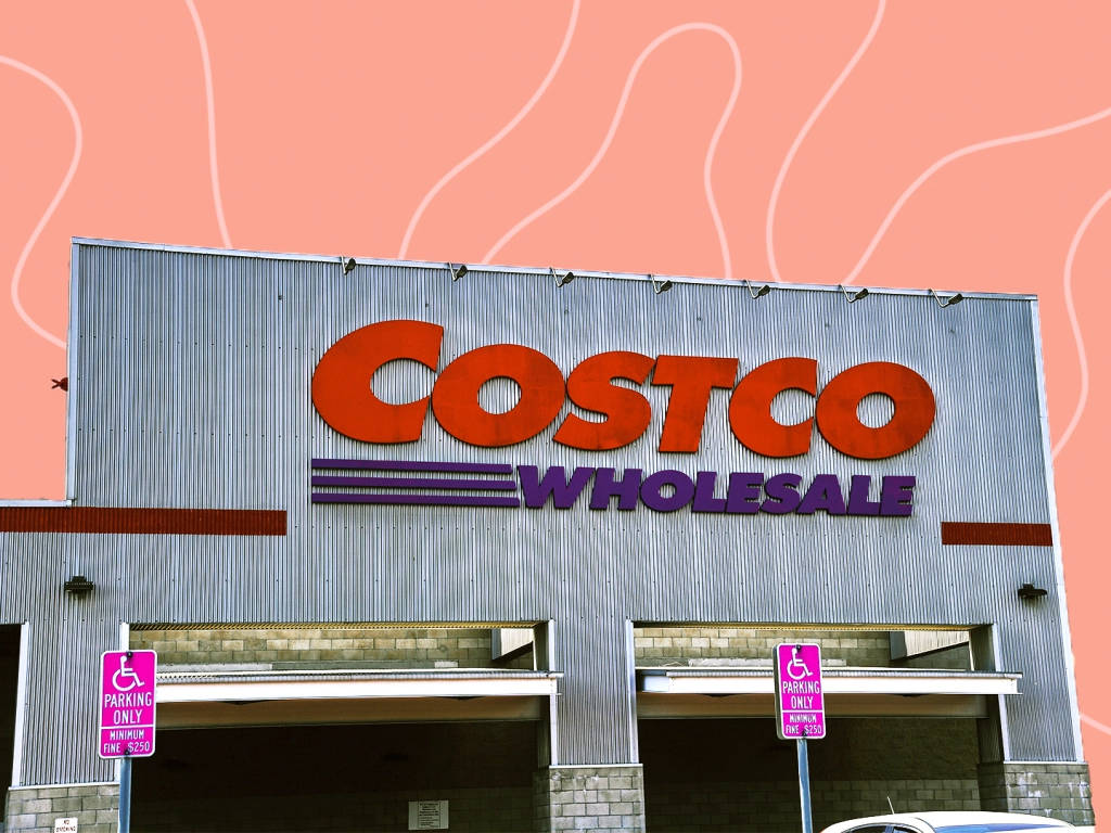 Costco Wholesale商店，在波紋金屬建築上有橙色和紫色標牌。
