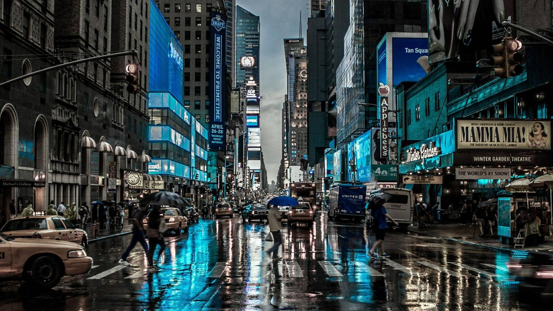 繁忙城市中的美麗雨景 壁紙 — 雨濕的夜晚時代廣場，在發光的廣告牌下反射著霓虹燈和熙攘的行人。