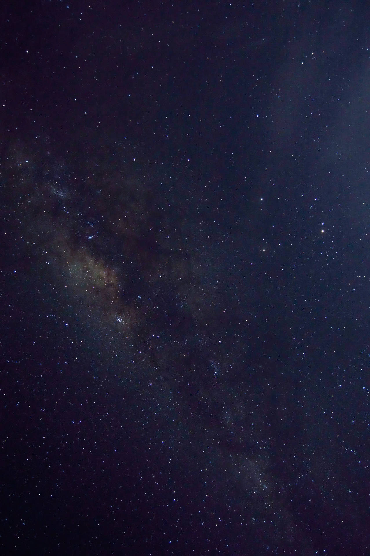 銀河系在深邃夜空中擁有密集的星場和宇宙塵埃雲