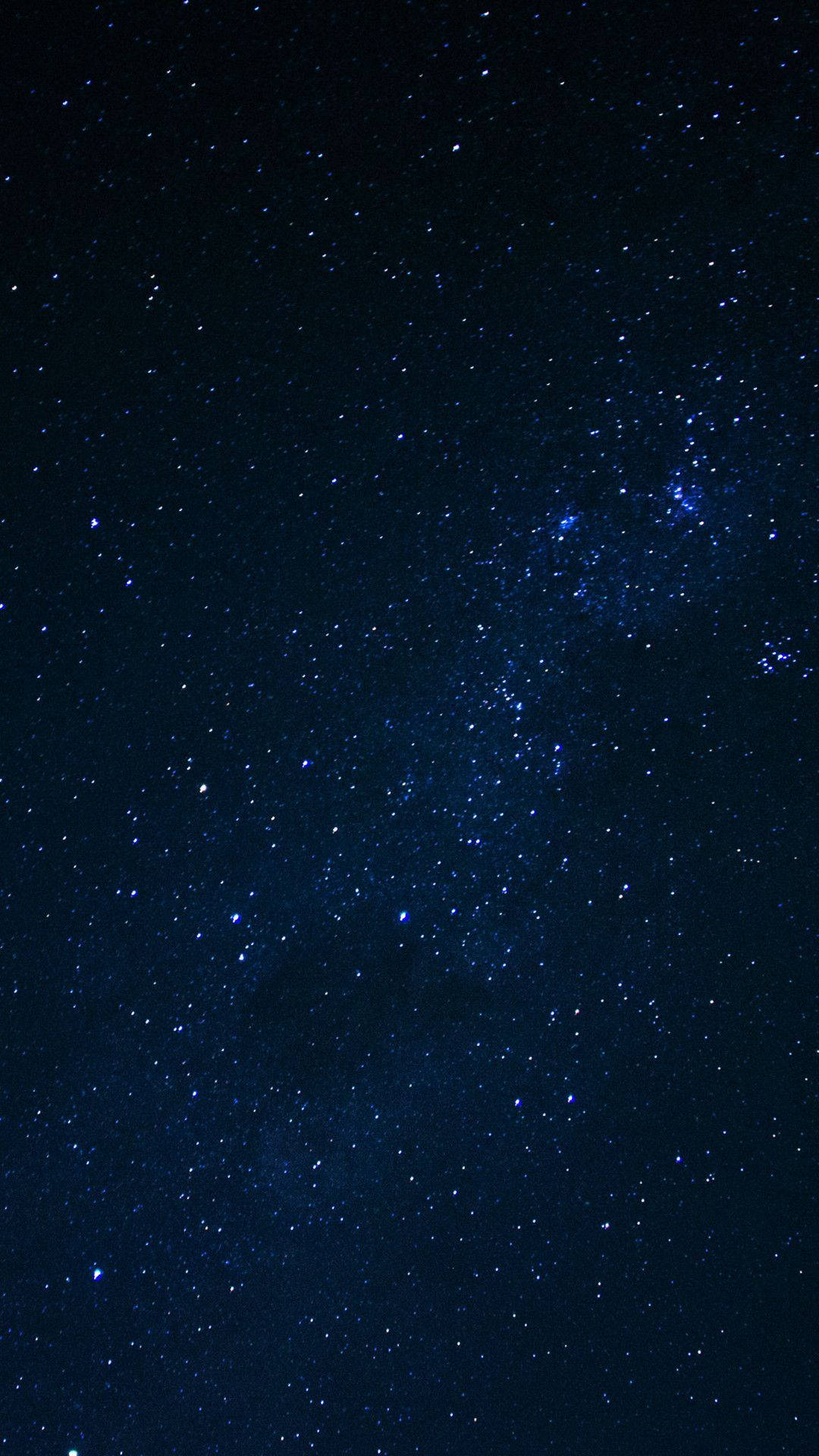 繁星點點的夜空，銀河在深藍色中發光。