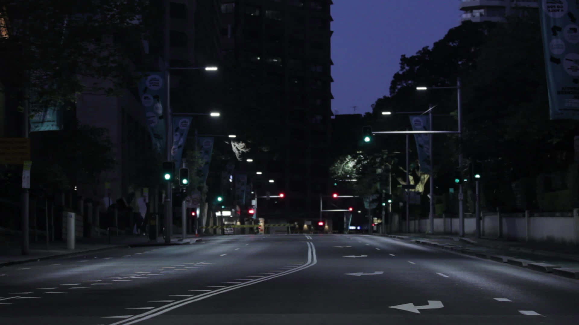 黃昏時分空無一人的城市街道，閃爍的交通燈和潮濕的路面。