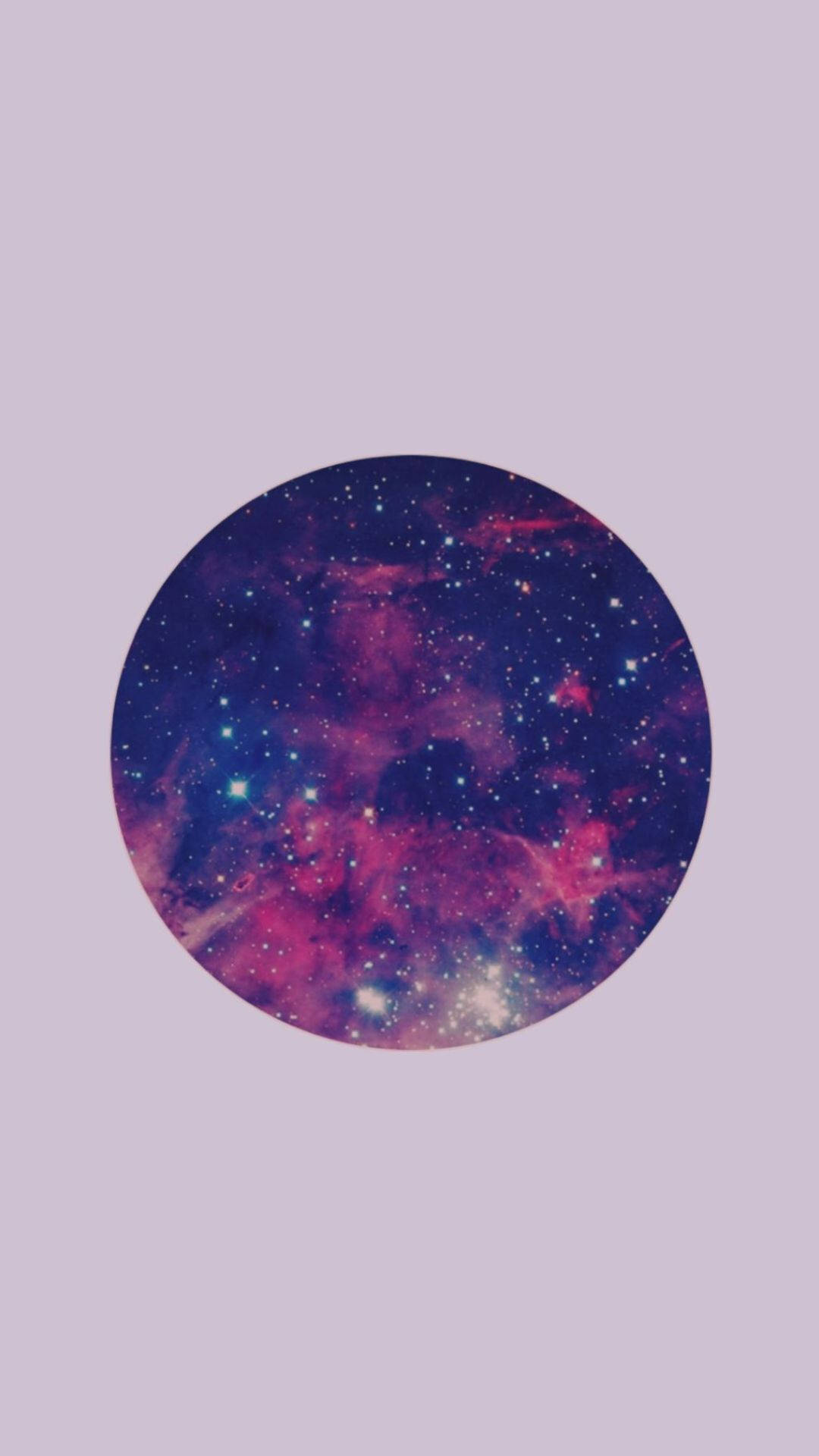 繁星夜空美學頭像 壁紙 — 一個圓形宇宙星雲，中心有旋轉的粉紅色和藍色雲朵及明亮星星，背景為柔和的薰衣草色。