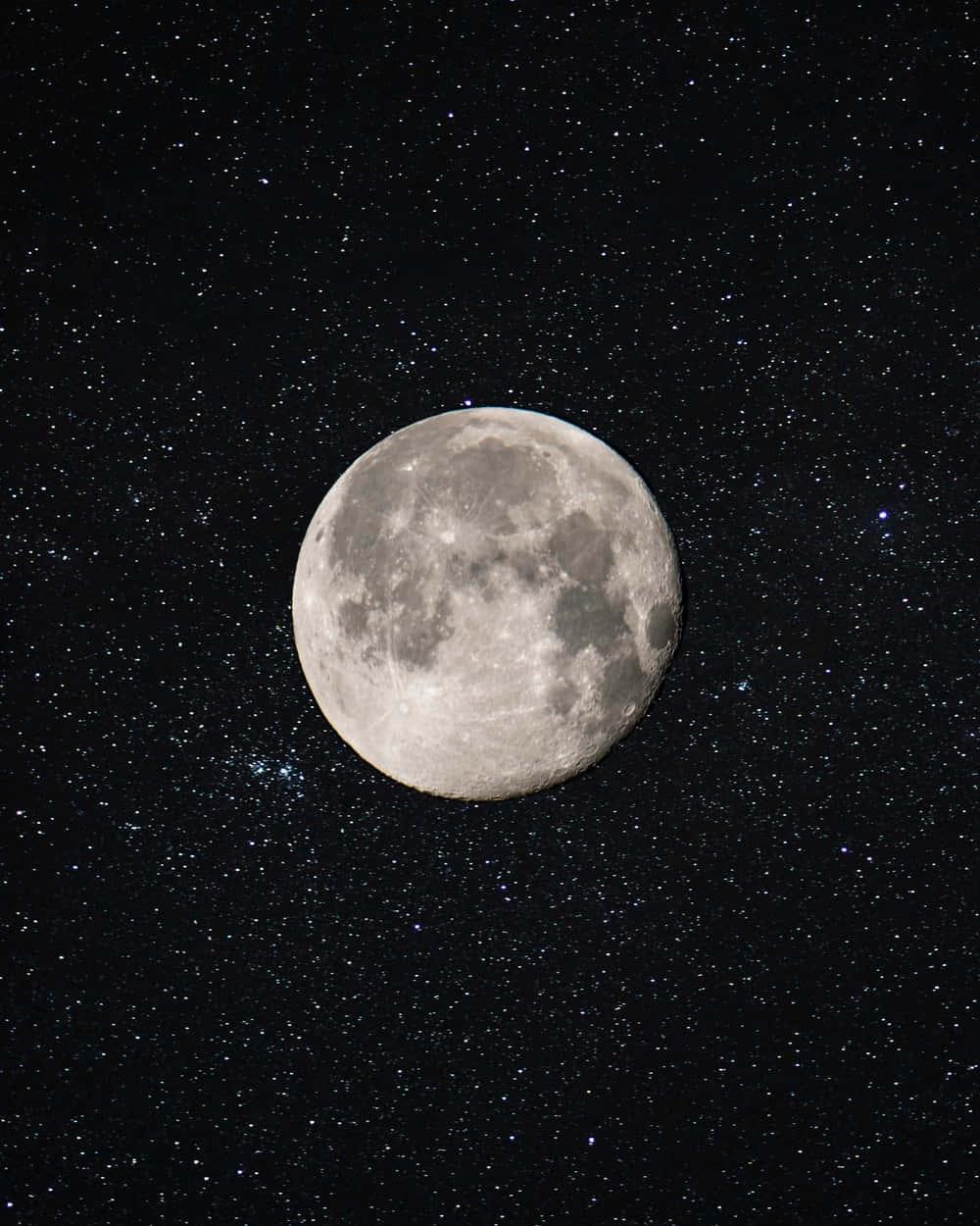 繁星夜空與滿月圖 壁紙 — 詳細的滿月在繁星點點的夜空中發光，可見隕石坑和月海。