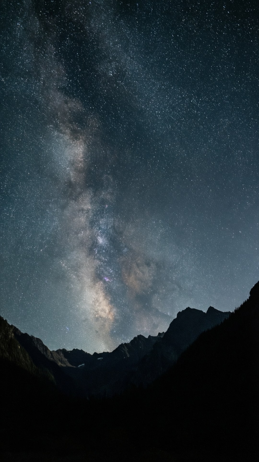 銀河系在夜間山脈上方發光