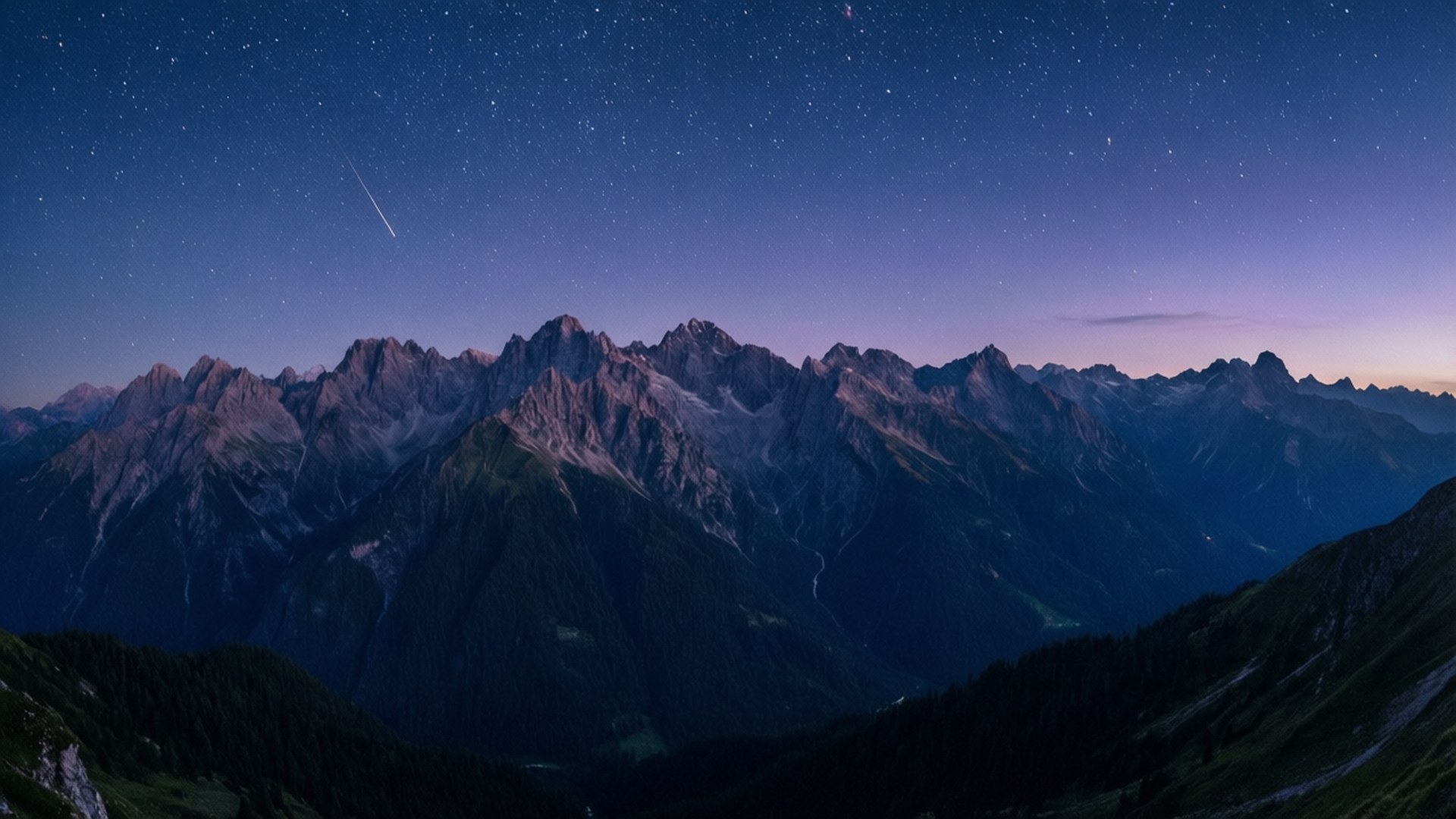繁星山脈全景 壁紙 — 深紫色暮色下，流星劃過鋸齒狀山峰的星空夜空。