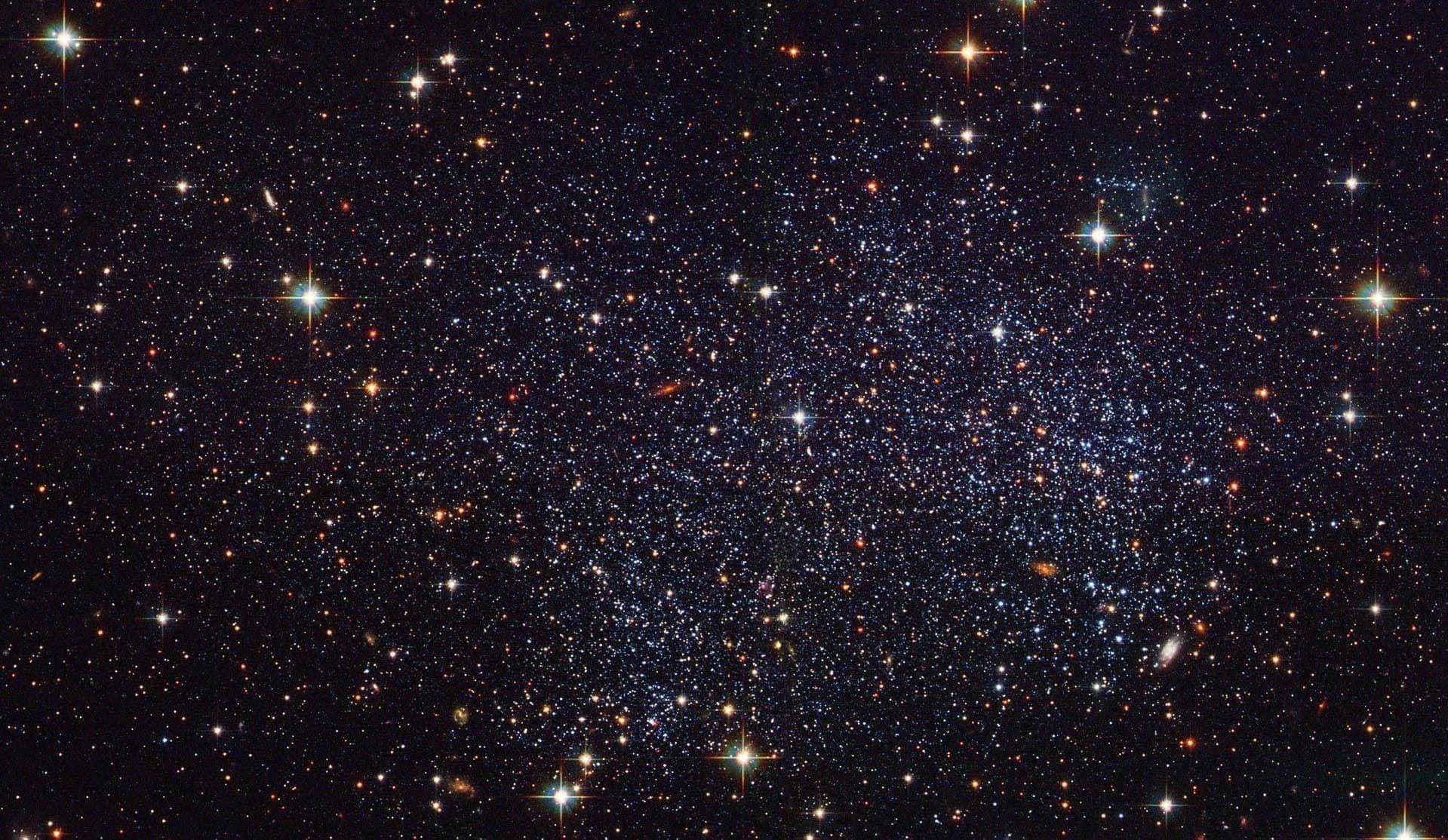 廣闊的星場，在深空中閃耀著星雲和閃爍的星星。