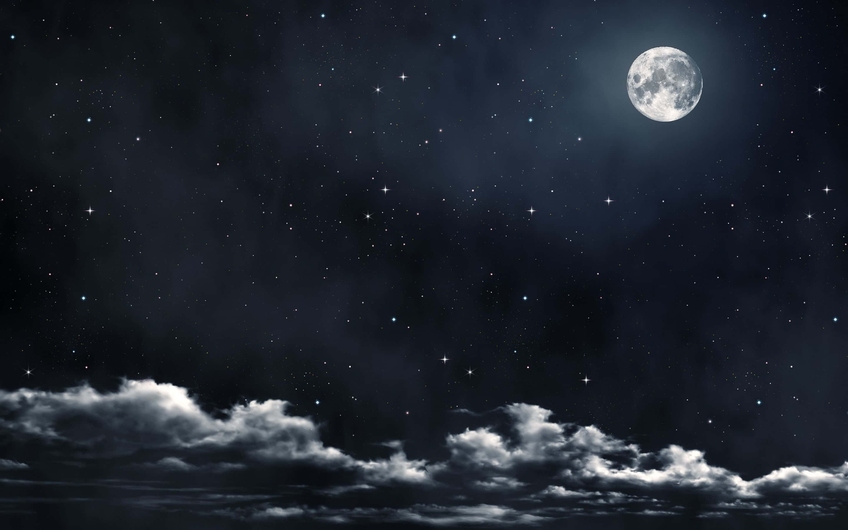 繁星滿月夜空圖 壁紙 — 一輪明亮的滿月在繁星點點的夜空下，在戲劇性的雲層上方閃耀。