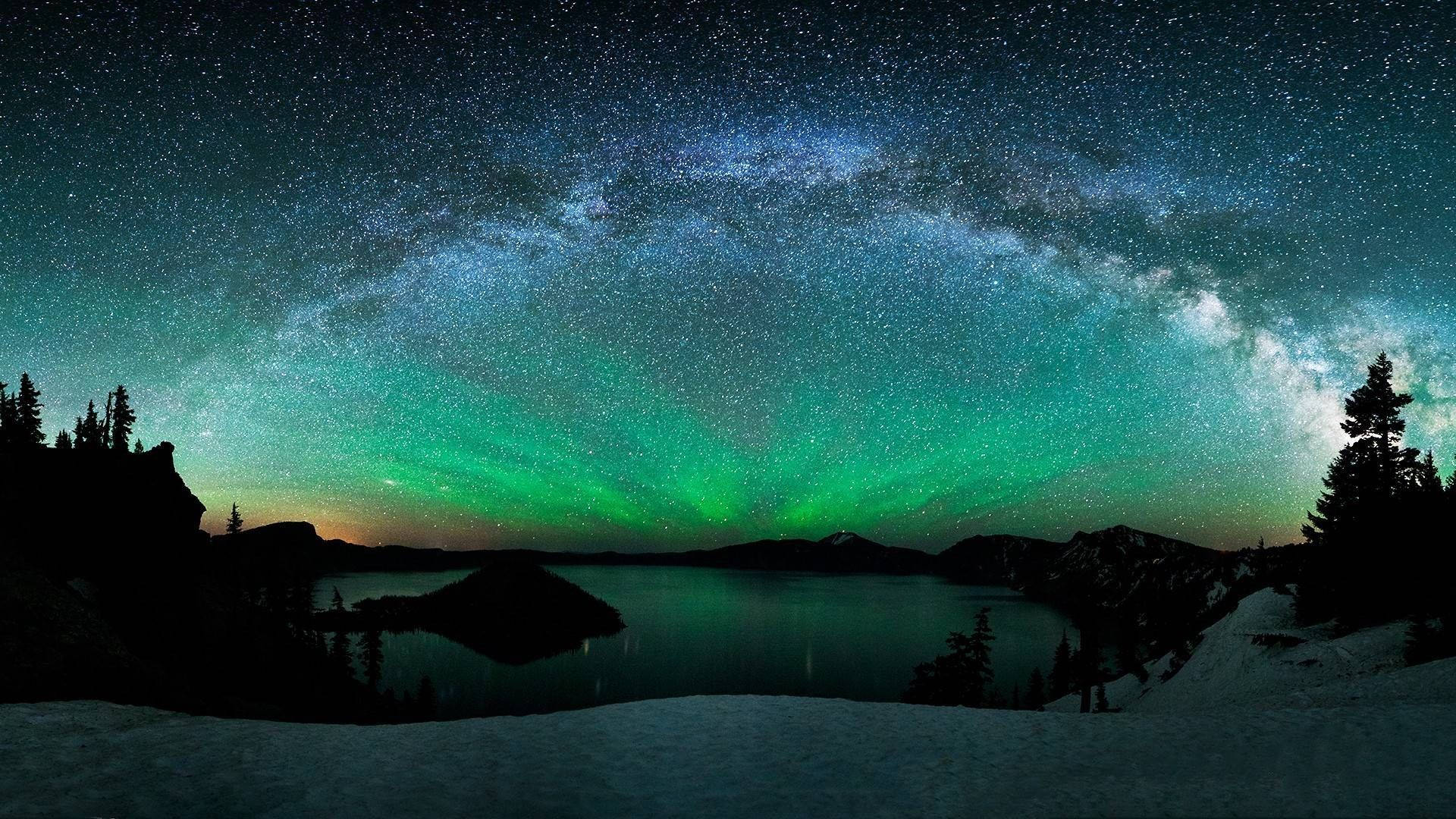 雪湖上的極光和銀河夜景