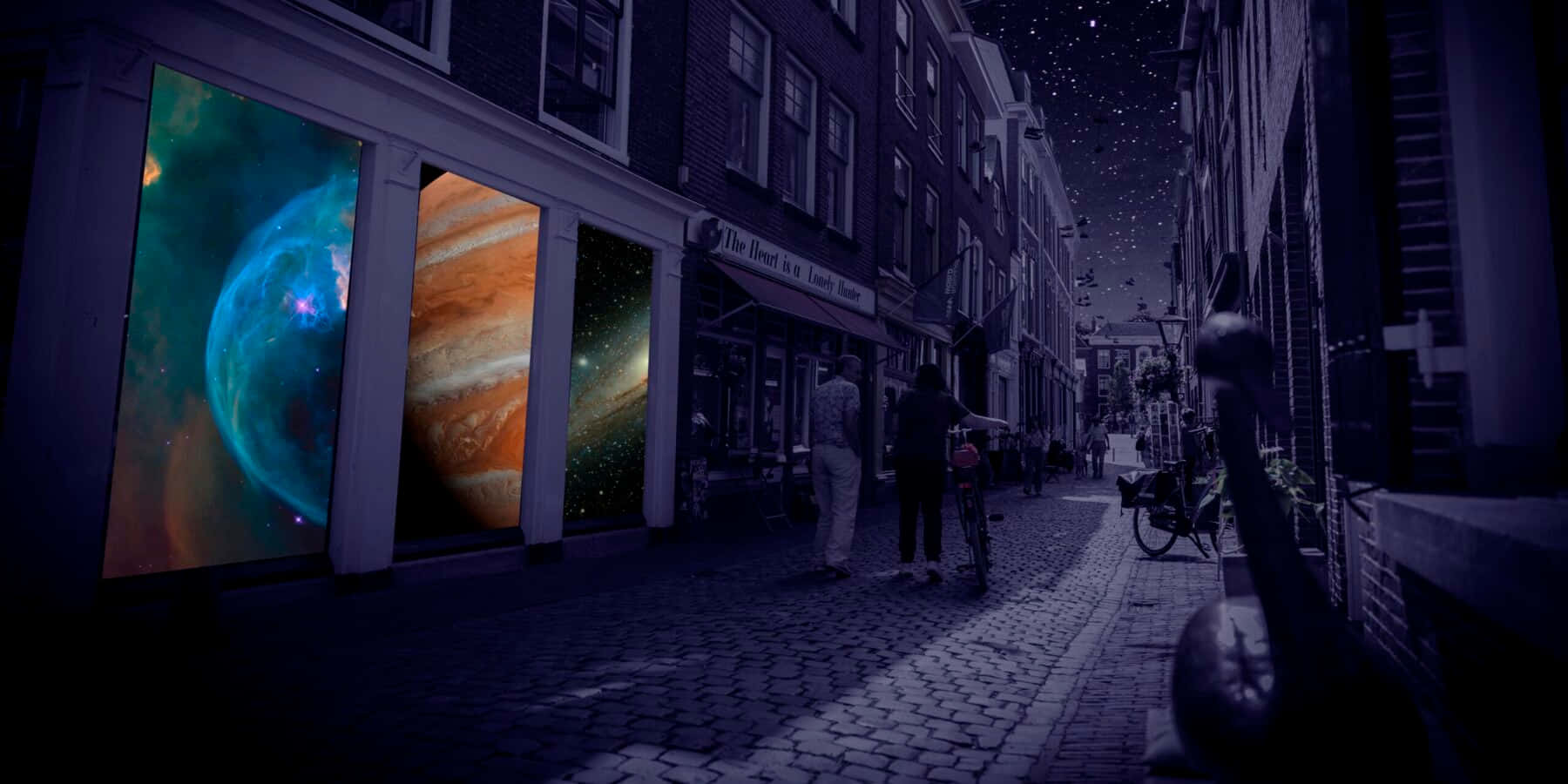 繁星點綴的壯麗夜空 壁紙 — 夜晚一條狹窄的鵝卵石街道，商店櫥窗中閃爍著宇宙般的展示，星空下。