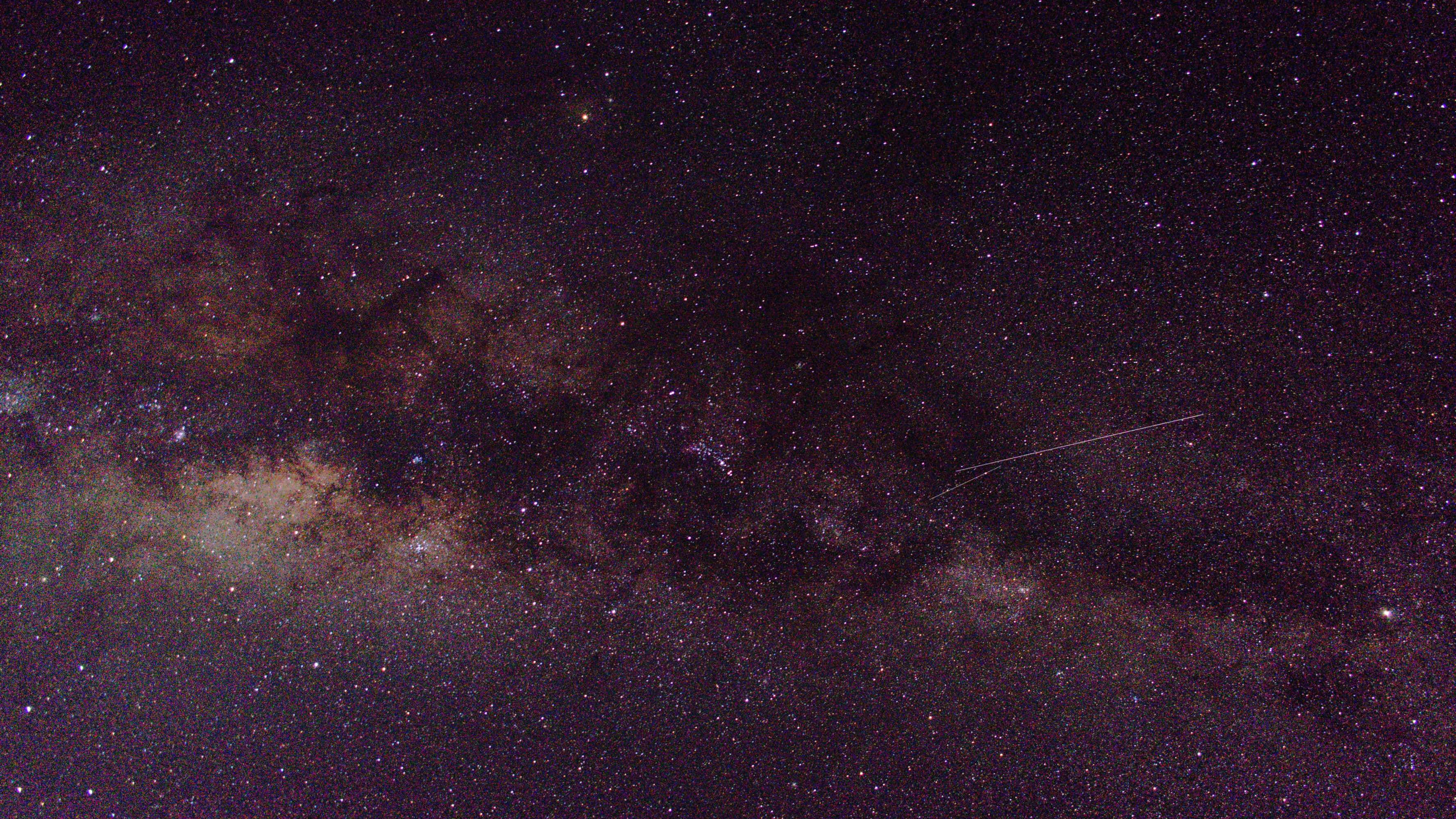 繁星點綴的壯麗夜空 壁紙 — 銀河系被宇宙塵埃劃過，一條明亮的流星軌跡劃破繁星點點的夜空，令人嘆為觀止。