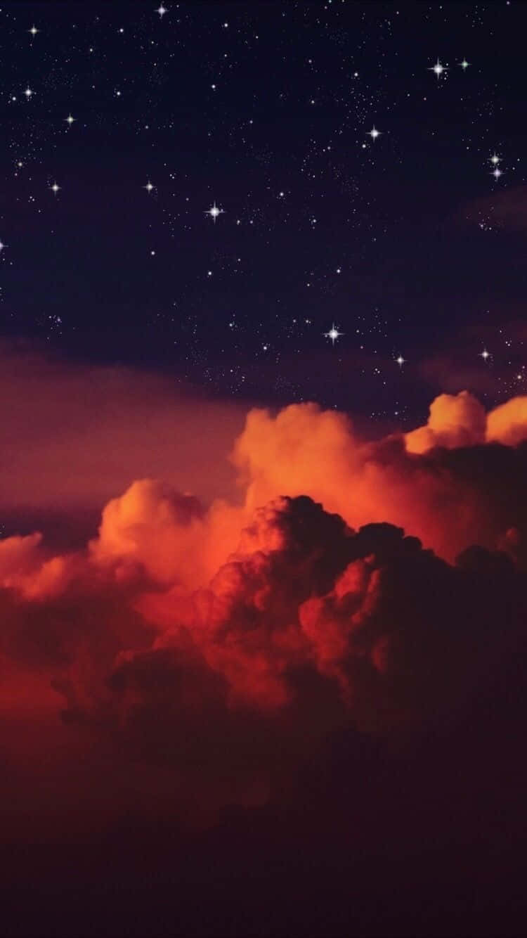 在繁星閃爍的夜空下發光的橙色雲朵。