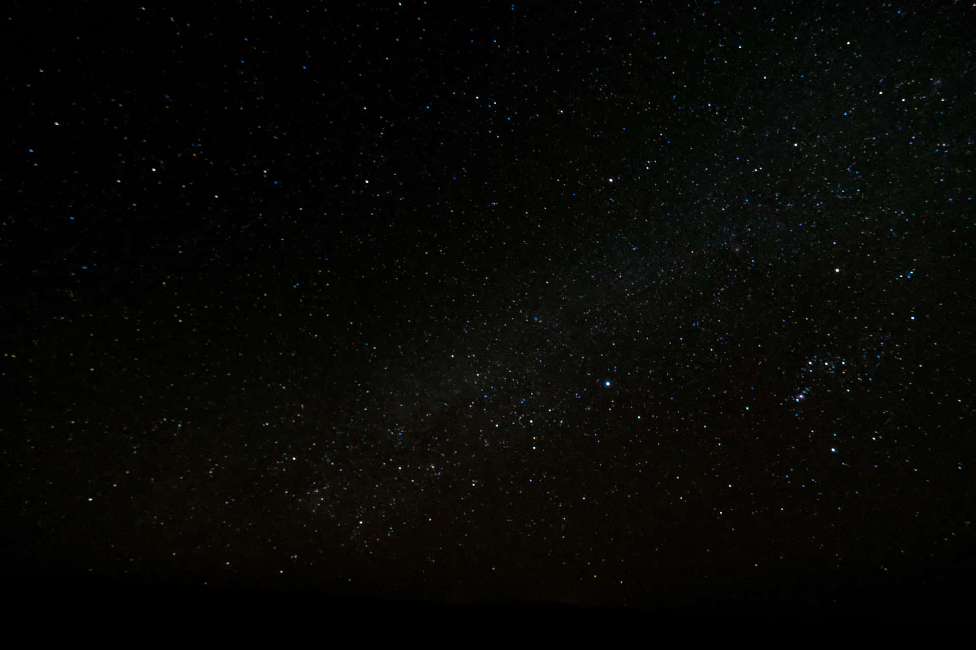 銀河系在繁星點點的夜空中明亮閃耀。