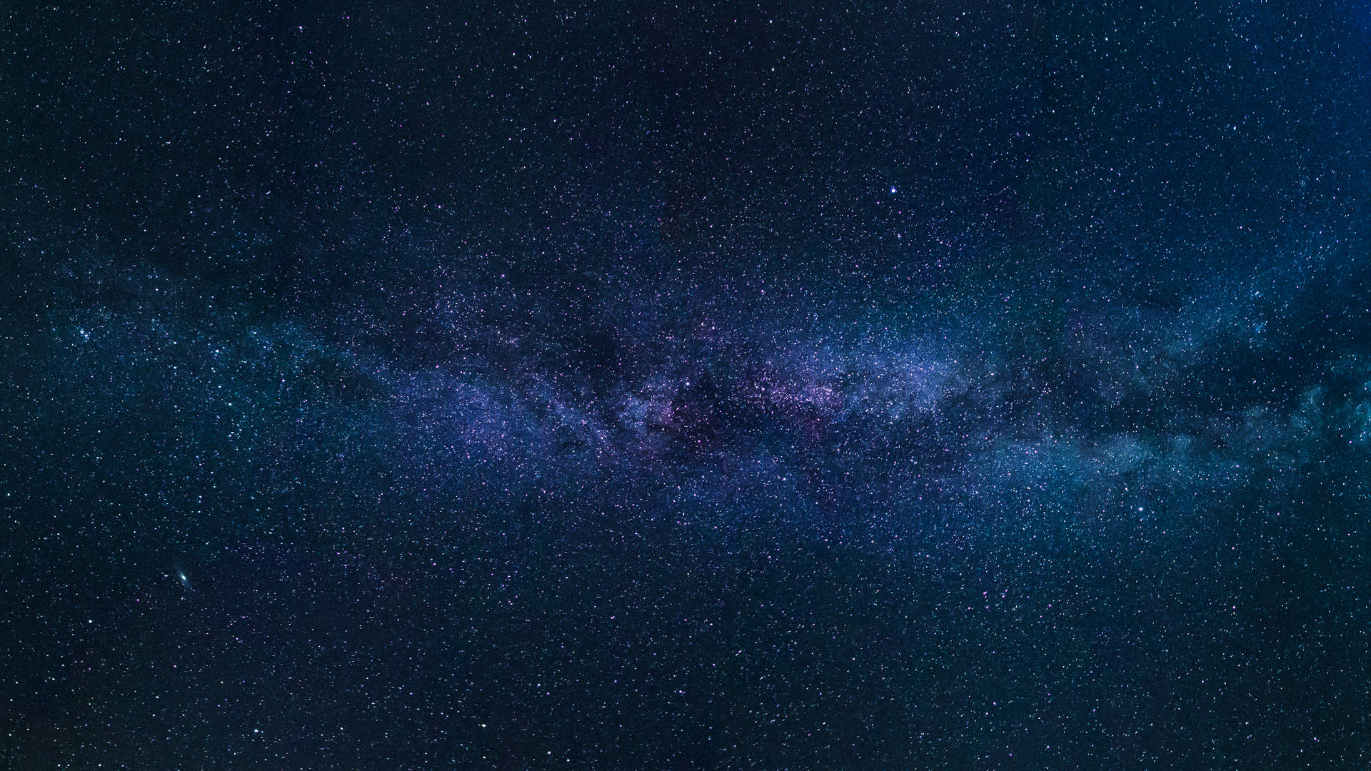 銀河系在黑暗的夜空中閃耀著紫色和藍色的星星。