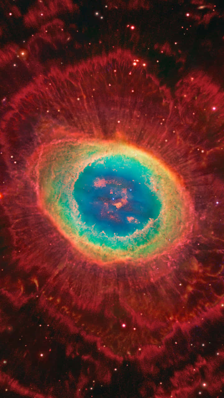 繁星點點夜空中的超新星之美 壁紙 — 一個充滿活力的宇宙星雲，帶有紅色、橙色和藍綠色的同心環，在星空中發光。