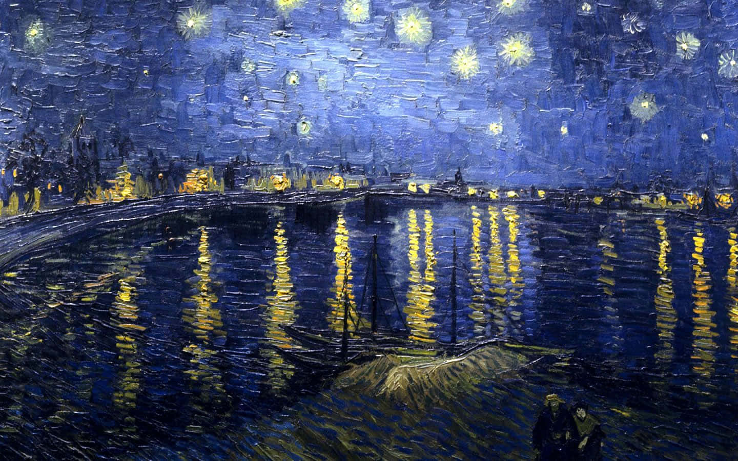 Visual Art 桌布 壁紙 — 繁星點點的夜晚，一艘帆船在閃爍的水道上，遠方的燈光在旋轉的藍色和黃色中倒映。